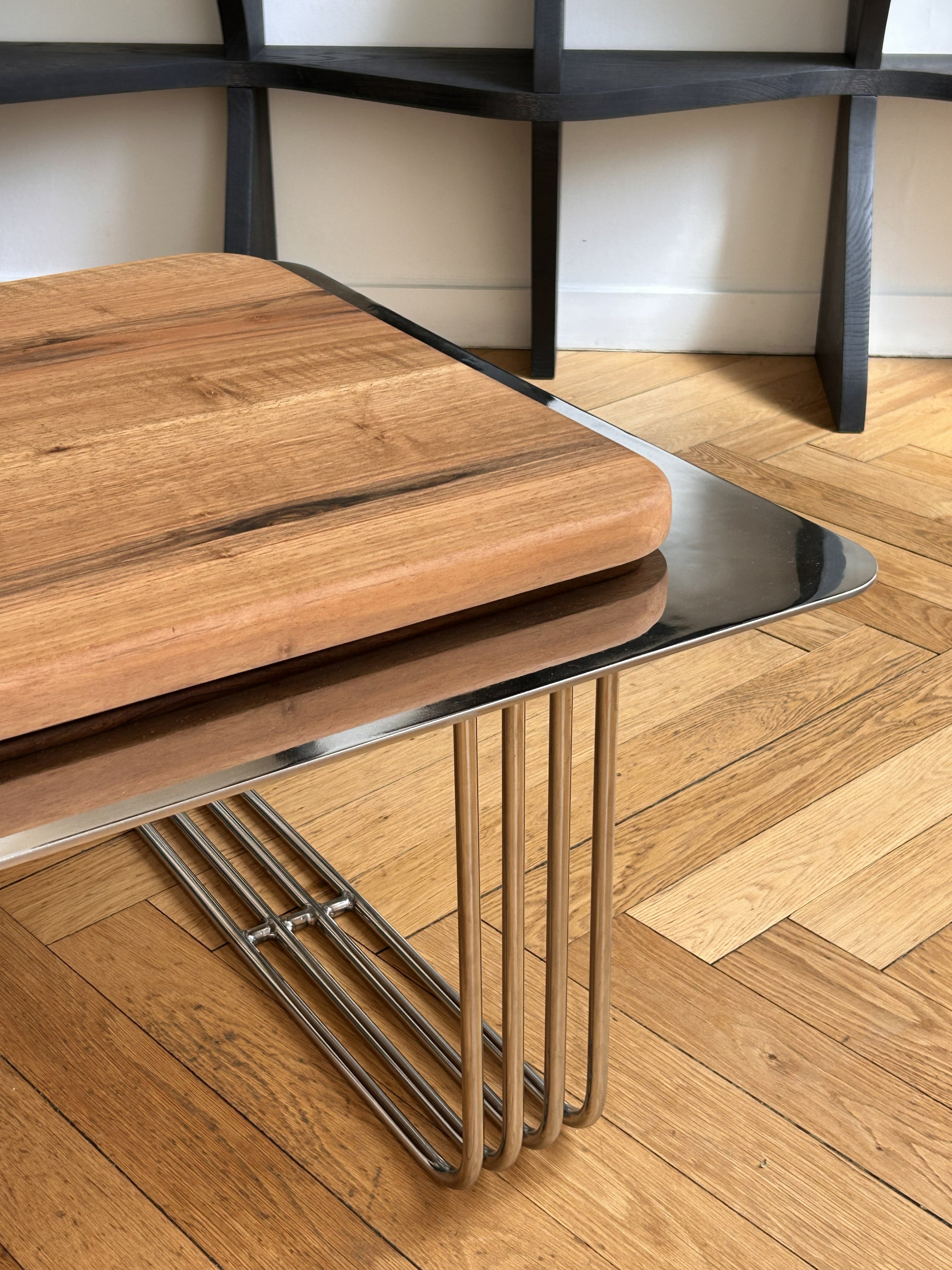 Table basse Phenomena - acier inox poli et noyer massif.