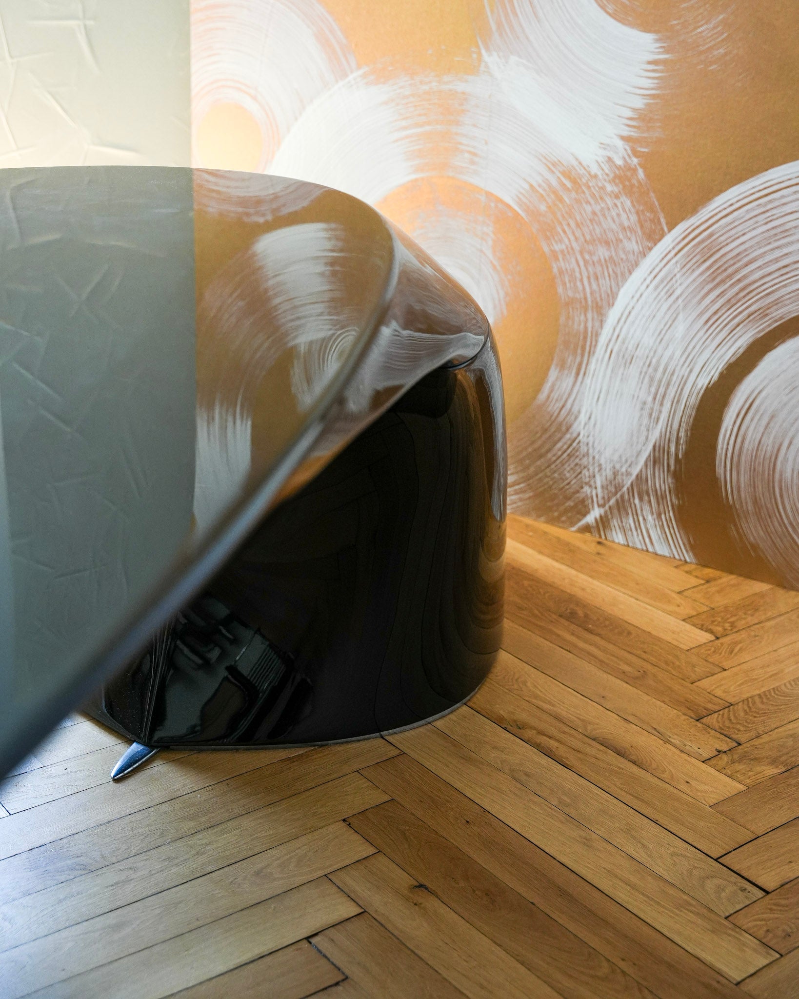 Table-Bureau FLYBRIDGE : design sculptural pour yachting, bureaux premium ou showroom.
