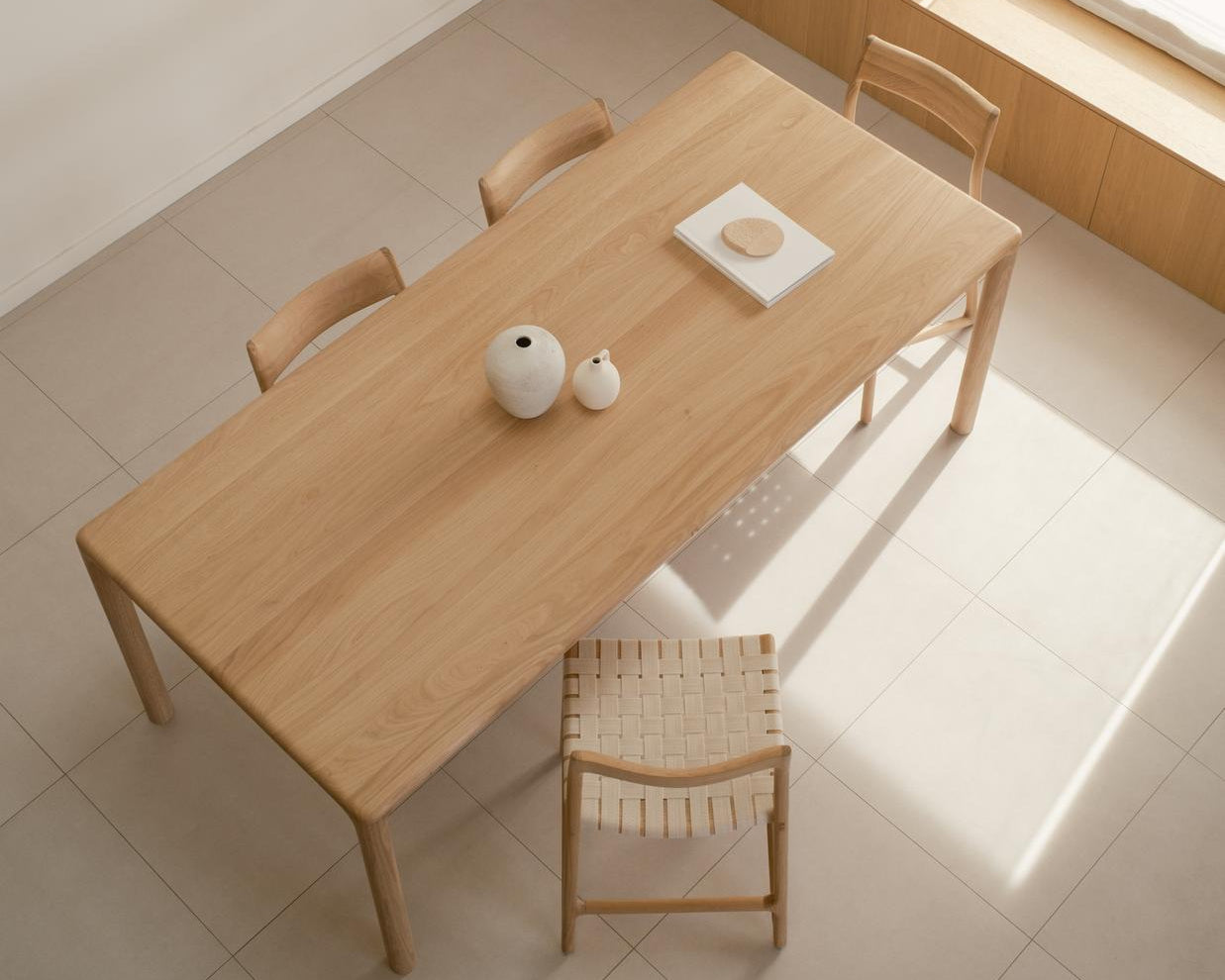 Vue de dessus de la table derven et des chaises fawn de gazzda référencées par le showroom longitude marseille