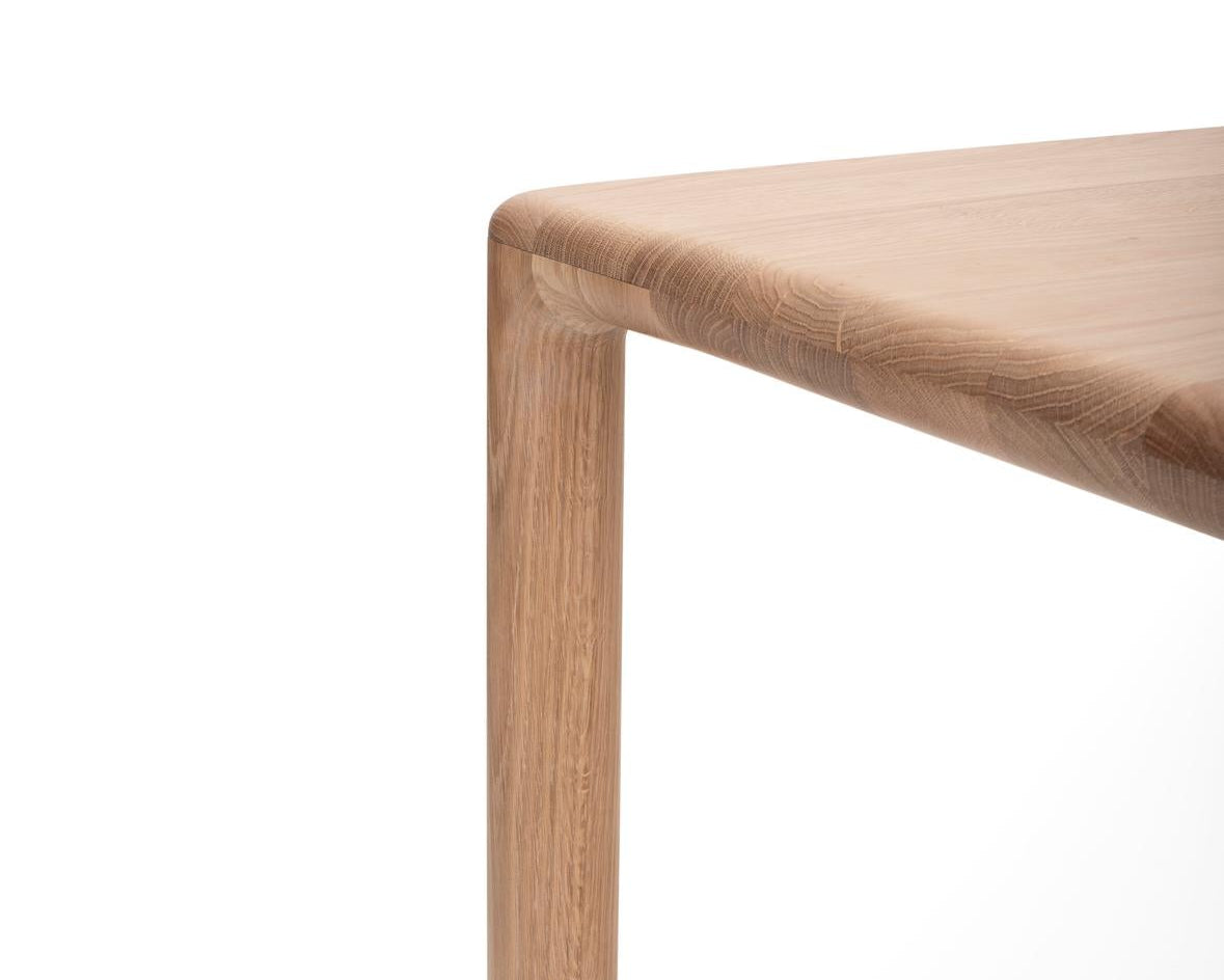zoom pied angle de la table derven exposée showroom longitude marseille