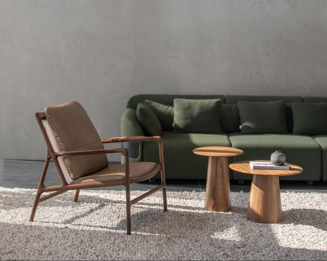collection gazzda, fauteuil dedo easy chair en noyer, assise cuir, hugg modular sofa vert et structure noire, tables d'appoint mushroom
