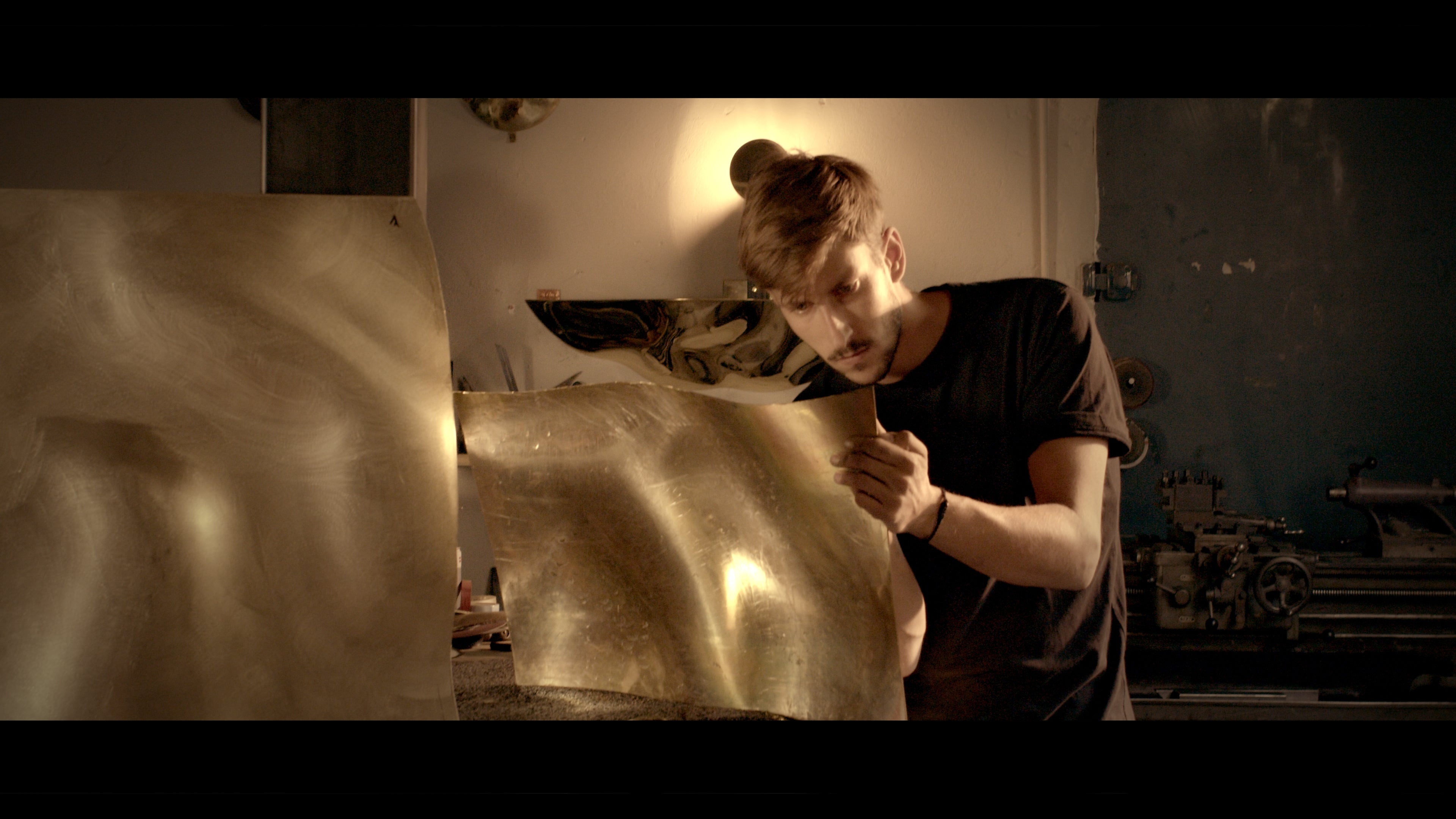 Victor Tison en action sur une plaque de laiton  lauréat 2025 du Prix de la Jeune Création Métiers d’Art , un concours organisé par Ateliers d’Art de France, représenté à Marseille par Longitude interior design