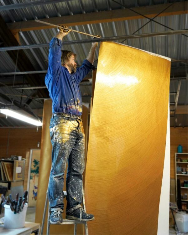 Mise en séchage du fond or du papier Cercle par Atelier d'offard François Xavier Richard en action