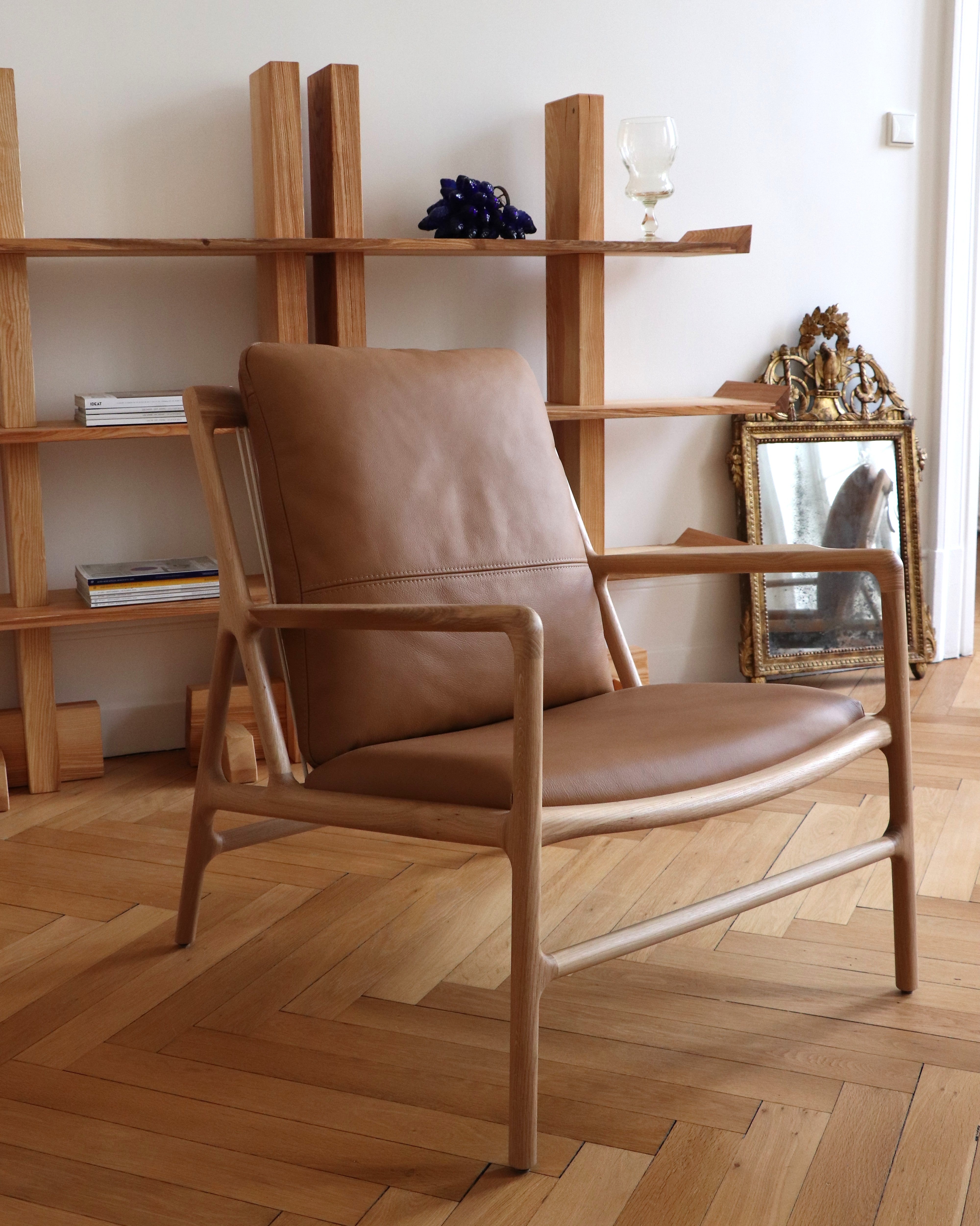 Fauteuil Dedo Easy Chair en chêne massif, cordage et coussins amovibles au design élégant.