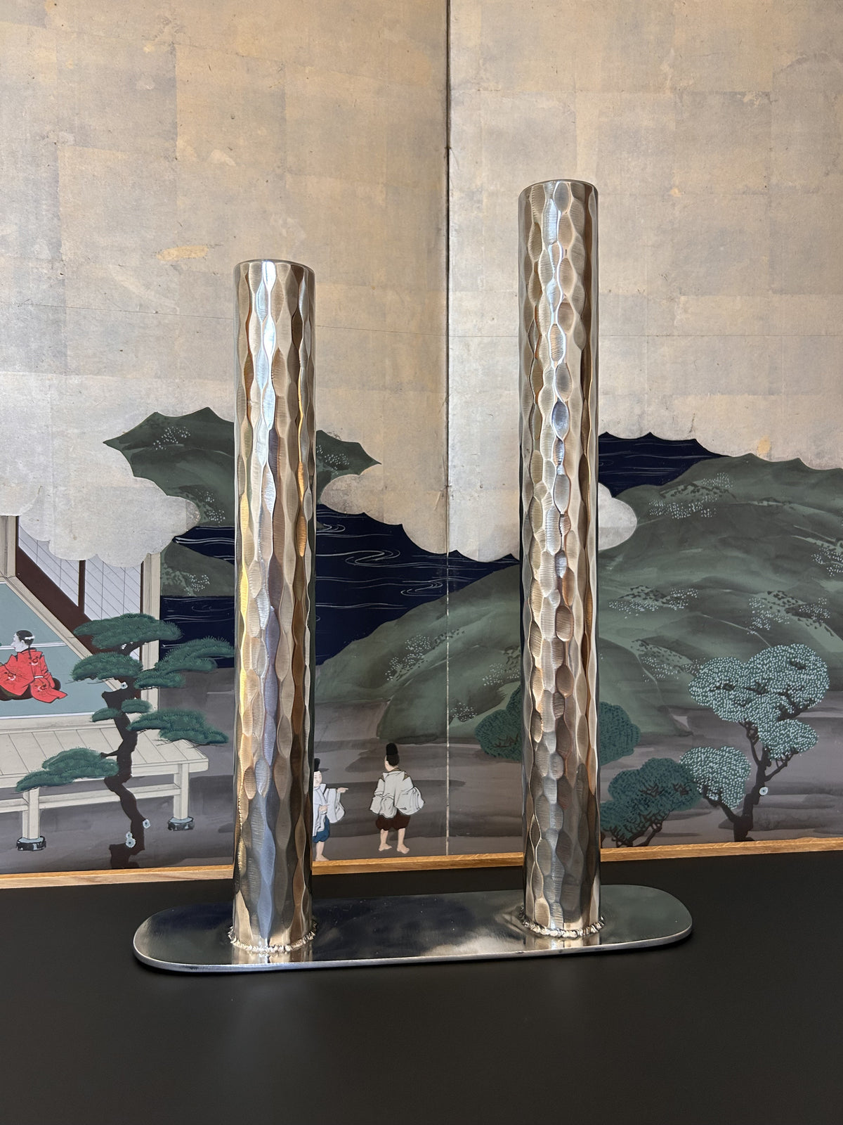 Vase double soliflore en acier facetté. Par Pierre Zanelli