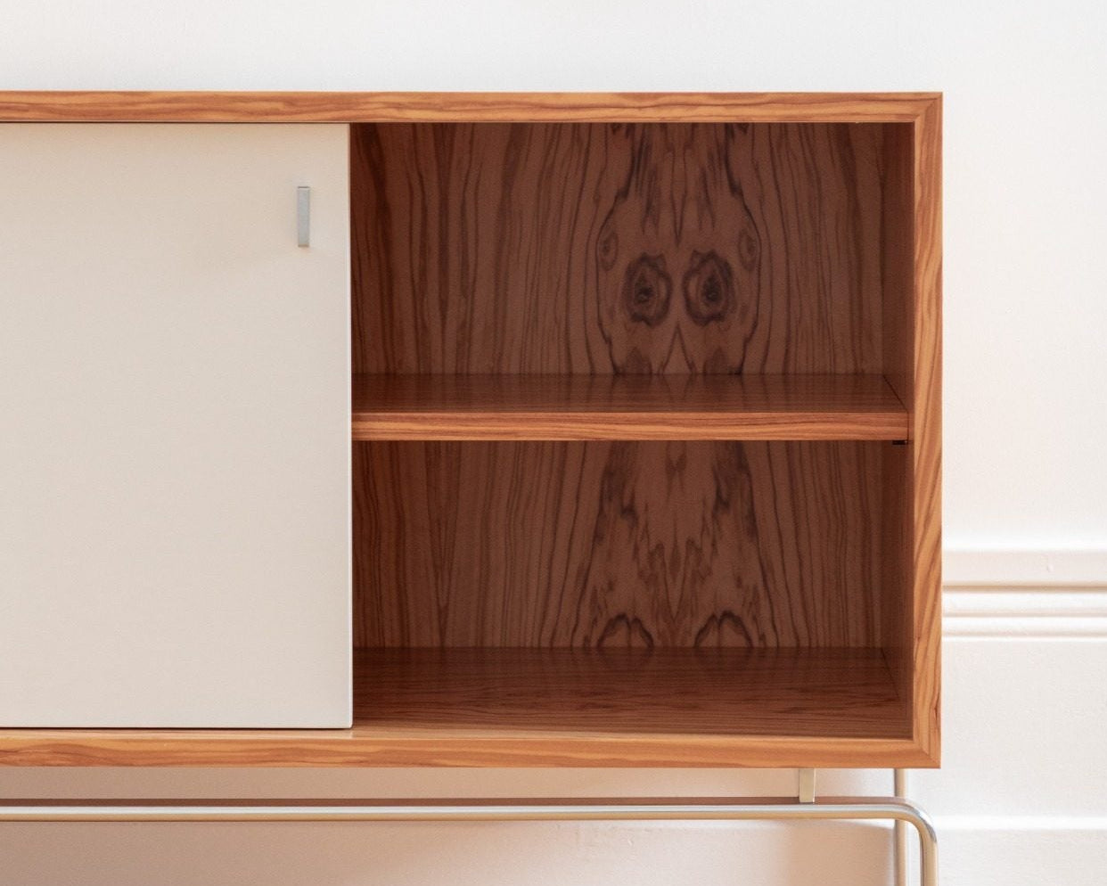 Enfilade FK 100/150 en bois d’olivier par Preben Fabricius & Jørgen Kastholm pour Lange Production, design danois, exposée chez Longitude Interior Design à Marseille ouvert droite caisson