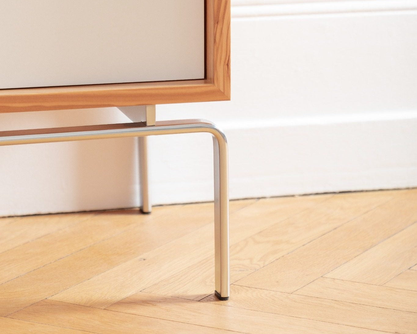 Enfilade FK 100/150 en bois d’olivier par Preben Fabricius & Jørgen Kastholm pour Lange Production, design danois, exposée chez Longitude Interior Design à Marseille detail pied et structure