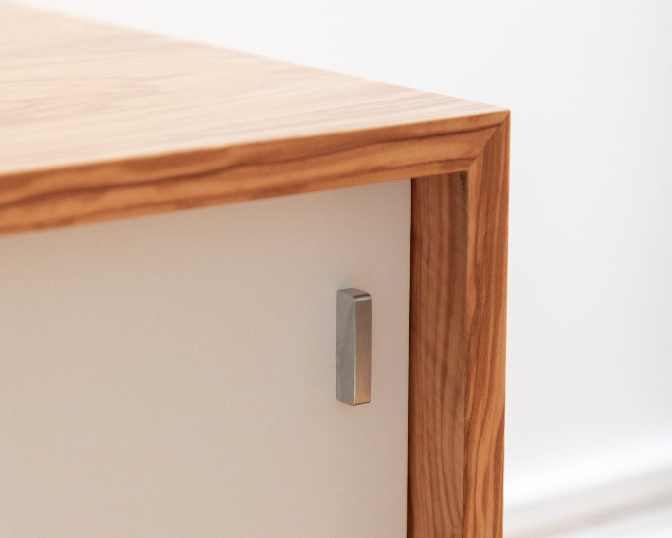 Enfilade FK 100/150 en bois d’olivier par Preben Fabricius & Jørgen Kastholm pour Lange Production, design danois, exposée chez Longitude Interior Design à Marseille détail ouverture tirette