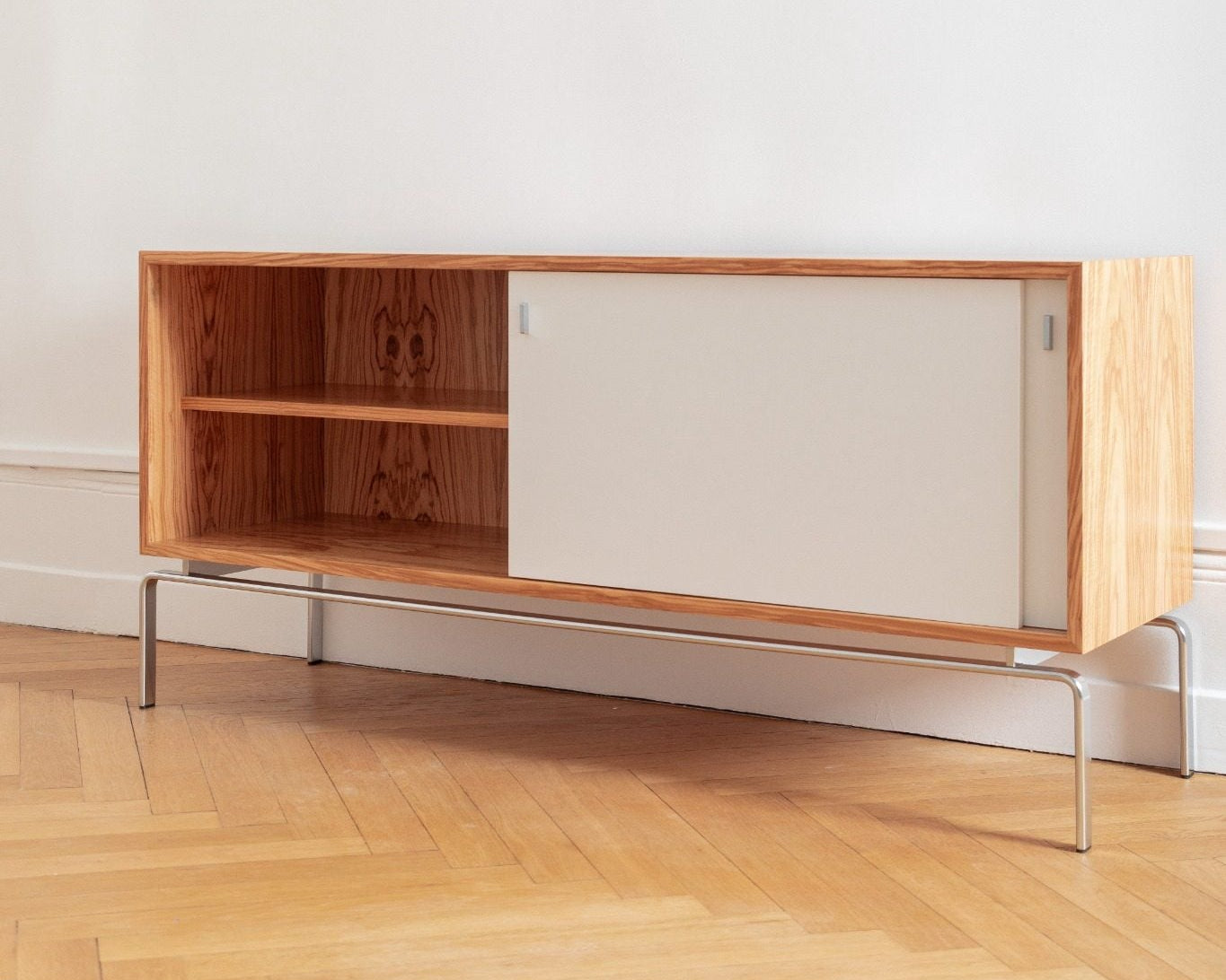 Enfilade FK 100/150 en bois d’olivier par Preben Fabricius & Jørgen Kastholm pour Lange Production, design danois, exposée chez Longitude Interior Design à Marseille porte ouverte gauche