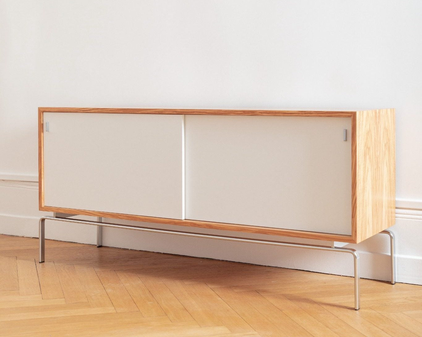 Enfilade FK 100/150 en bois d’olivier par Preben Fabricius & Jørgen Kastholm pour Lange Production, design danois, exposée chez Longitude Interior Design à Marseille vue de face