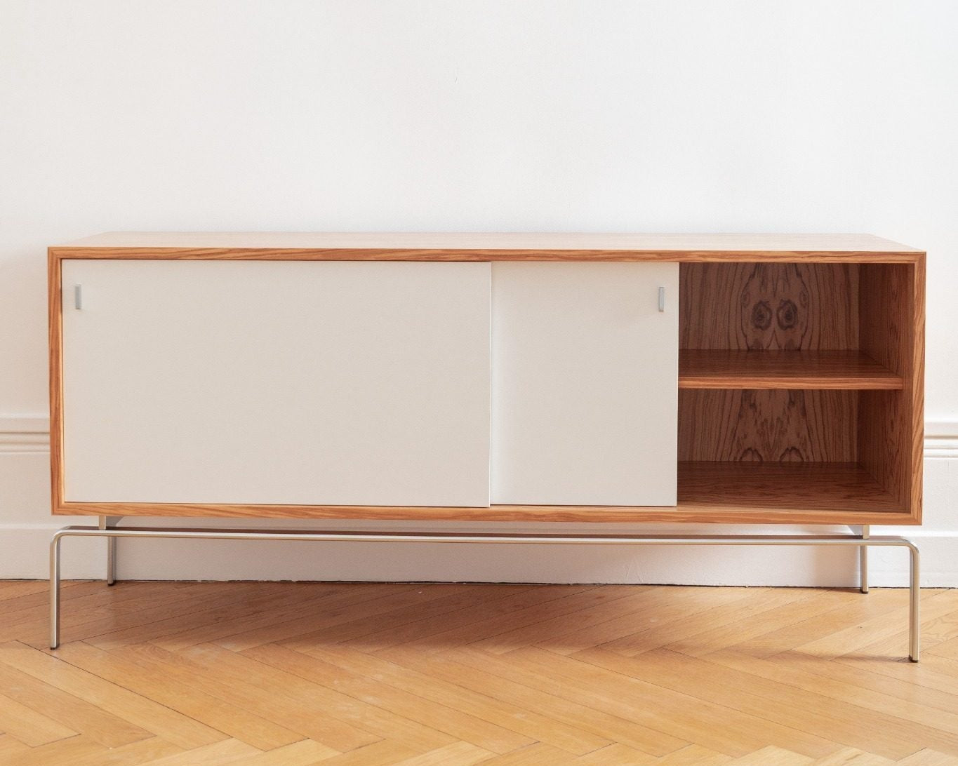 Enfilade FK 100/150 en bois d’olivier par Preben Fabricius & Jørgen Kastholm pour Lange Production, design danois, exposée chez Longitude Interior Design à Marseille porte ouverte  droite