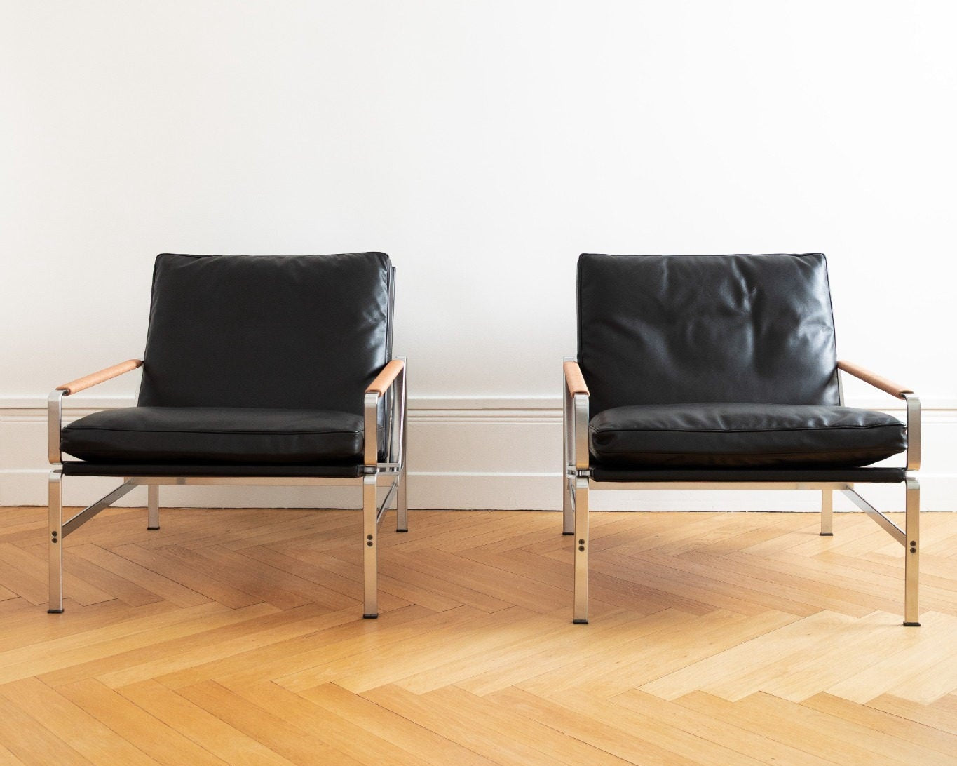 Paire de fauteuils FK 6720 Easy Chair, assemblage précis et design fonctionnel, Lange Production, Fabricius & Kastholm, vue de face