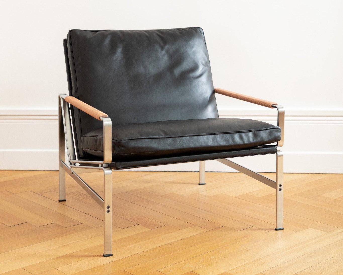 Vue de face du fauteuil FK 6720 Easy Chair, assemblage précis et design fonctionnel, Lange Production, Fabricius & Kastholm