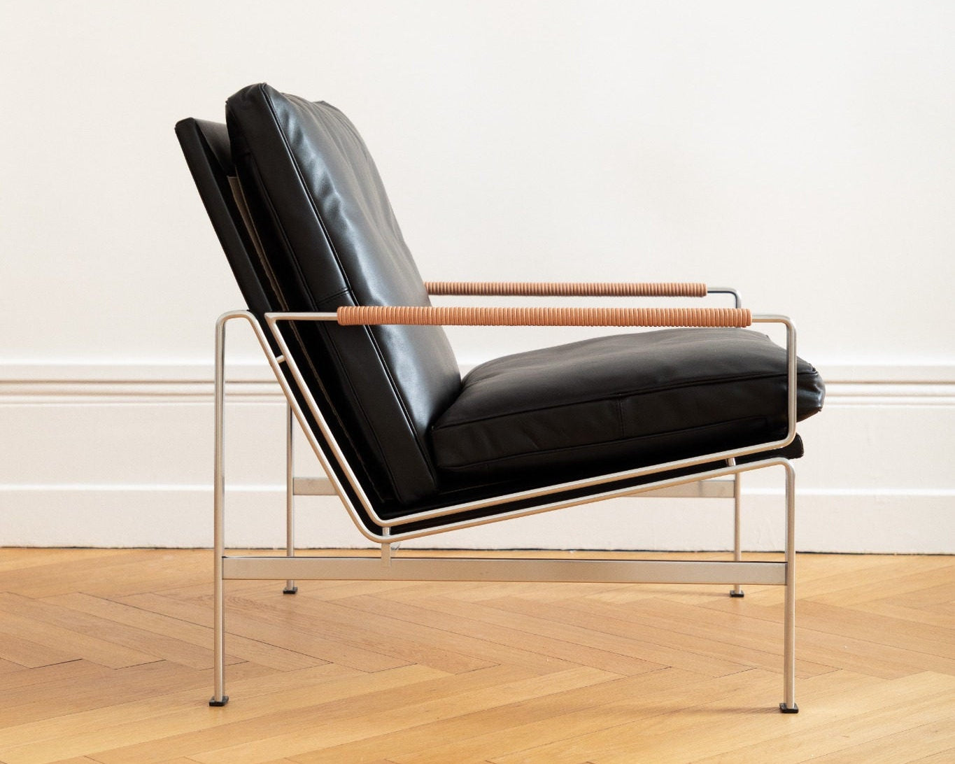 vue de profil du fauteuil FK 6720 Easy Chair, assemblage précis et design fonctionnel, Lange Production, Fabricius & Kastholm