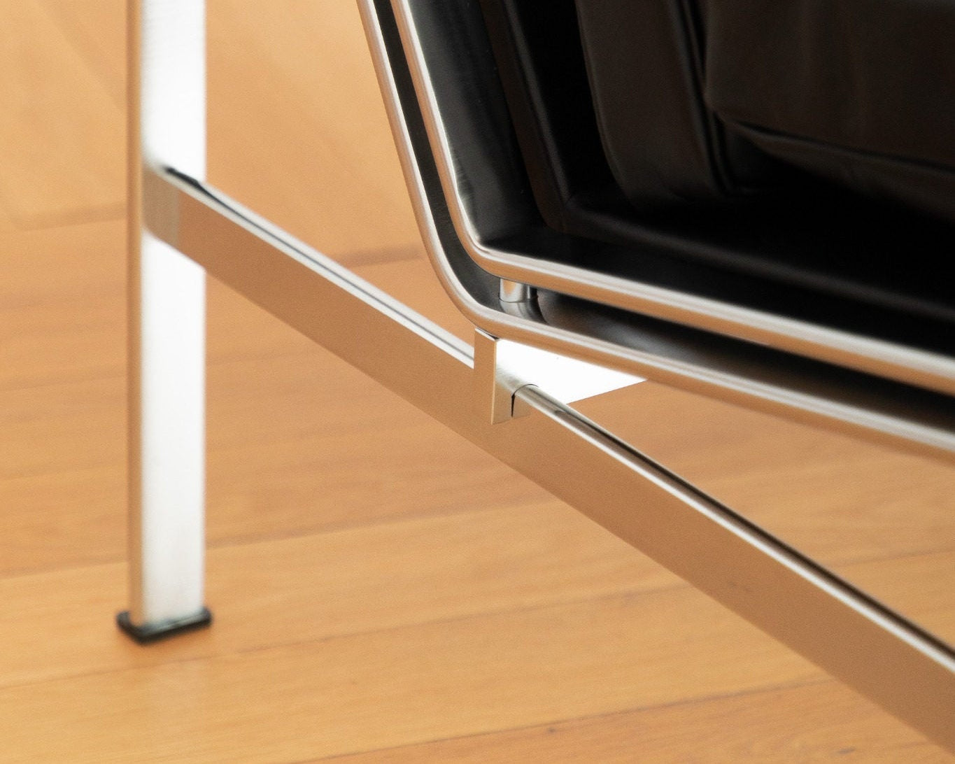 Détail de la structure en acier du fauteuil FK 6720 Easy Chair, assemblage précis et design fonctionnel, Lange Production, Fabricius & Kastholm