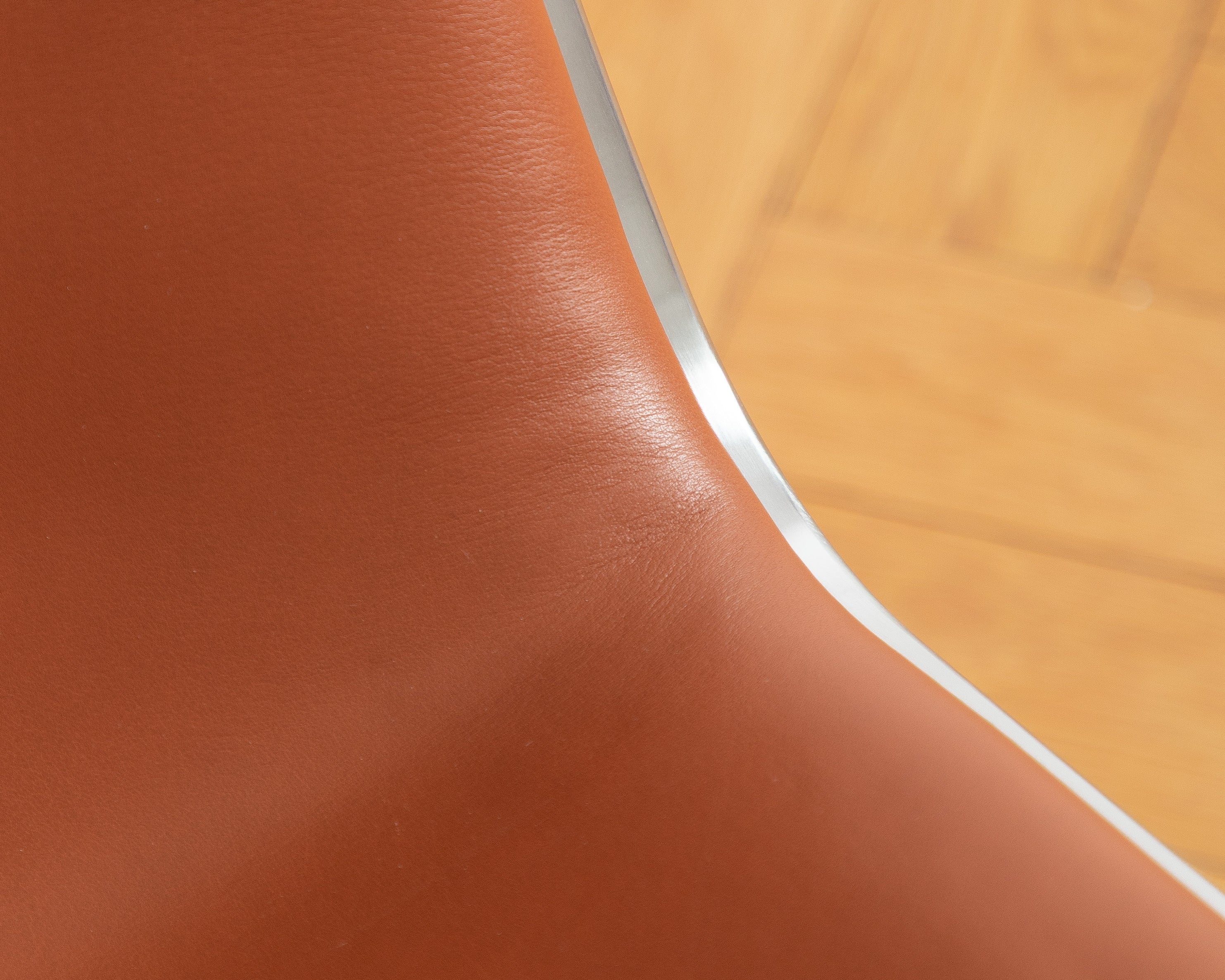 Fauteuil JK 710 Skater Chair en cuir cognac, design Jørgen Kastholm, édité par Lange Production, présenté au showroom Longitude Interior Design à Marseille, détail de l’assise