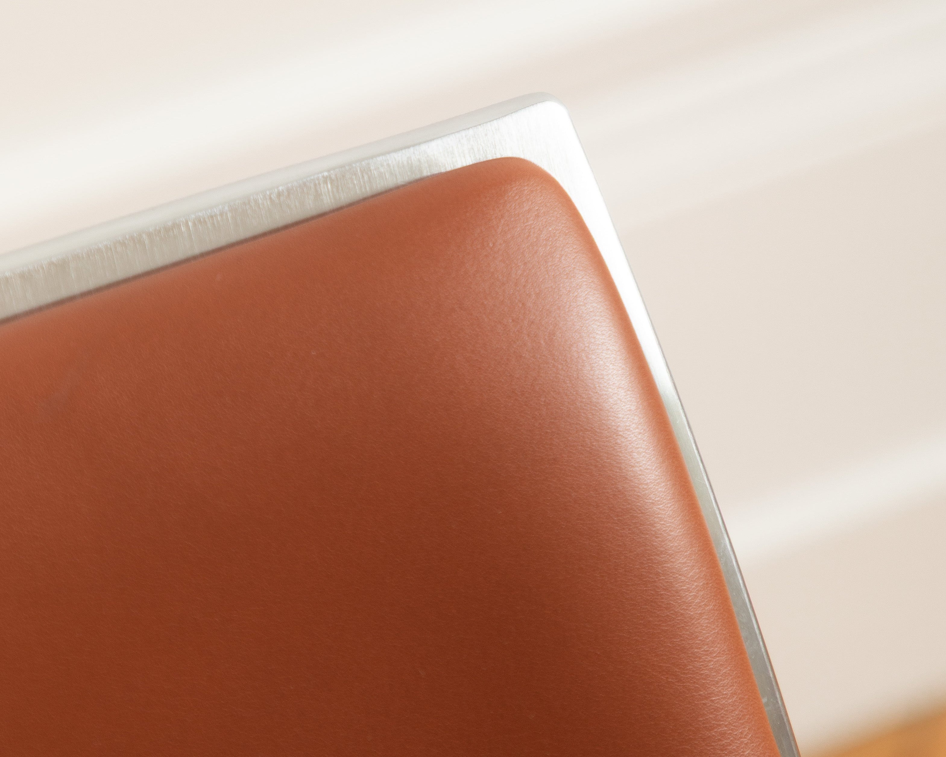 Fauteuil JK 710 Skater Chair en cuir cognac, design Jørgen Kastholm, édité par Lange Production, présenté au showroom Longitude Interior Design à Marseille, détail dossier