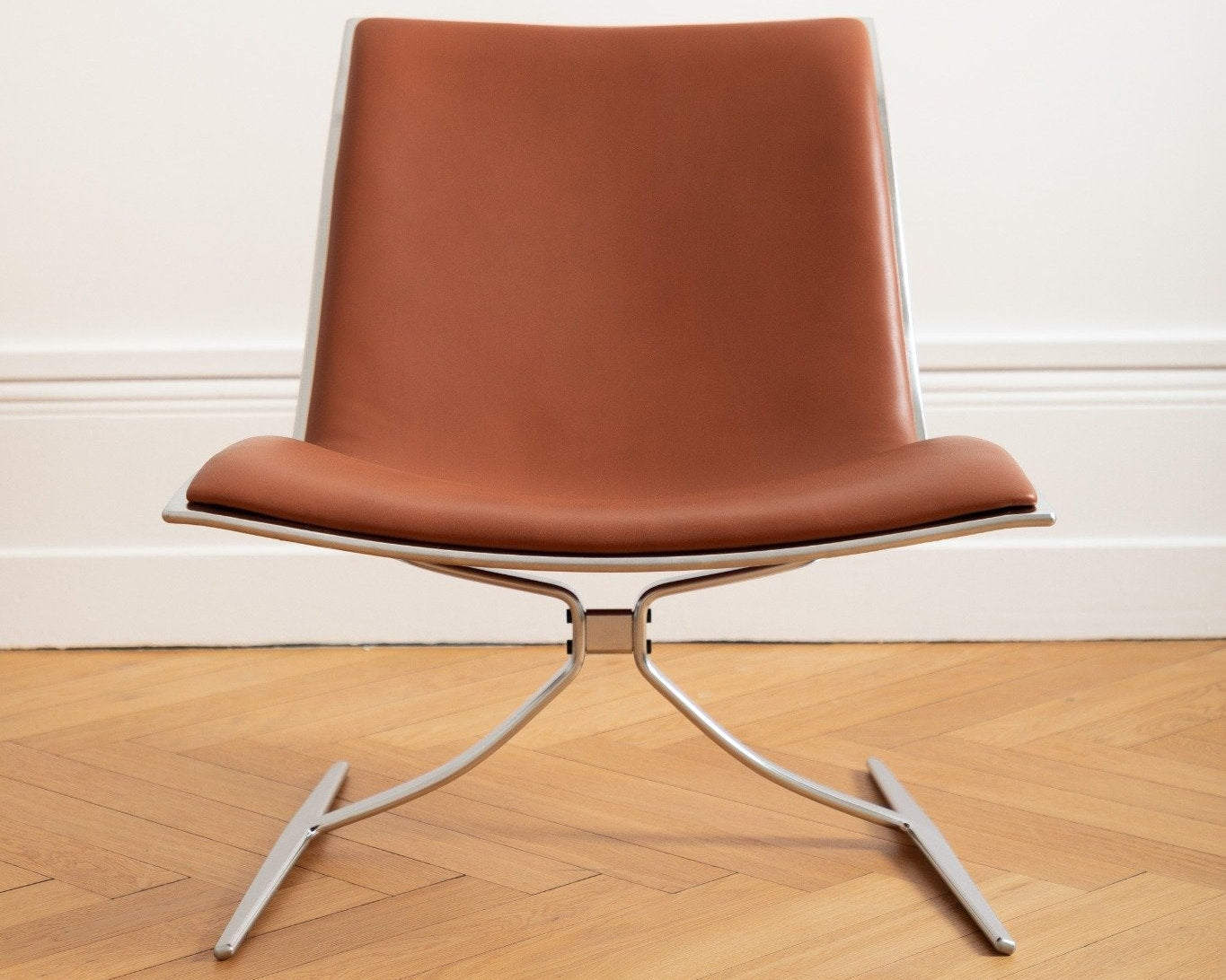 Fauteuil JK 710 Skater Chair en cuir cognac, design Jørgen Kastholm, édité par Lange Production, présenté au showroom Longitude Interior Design à Marseille, face