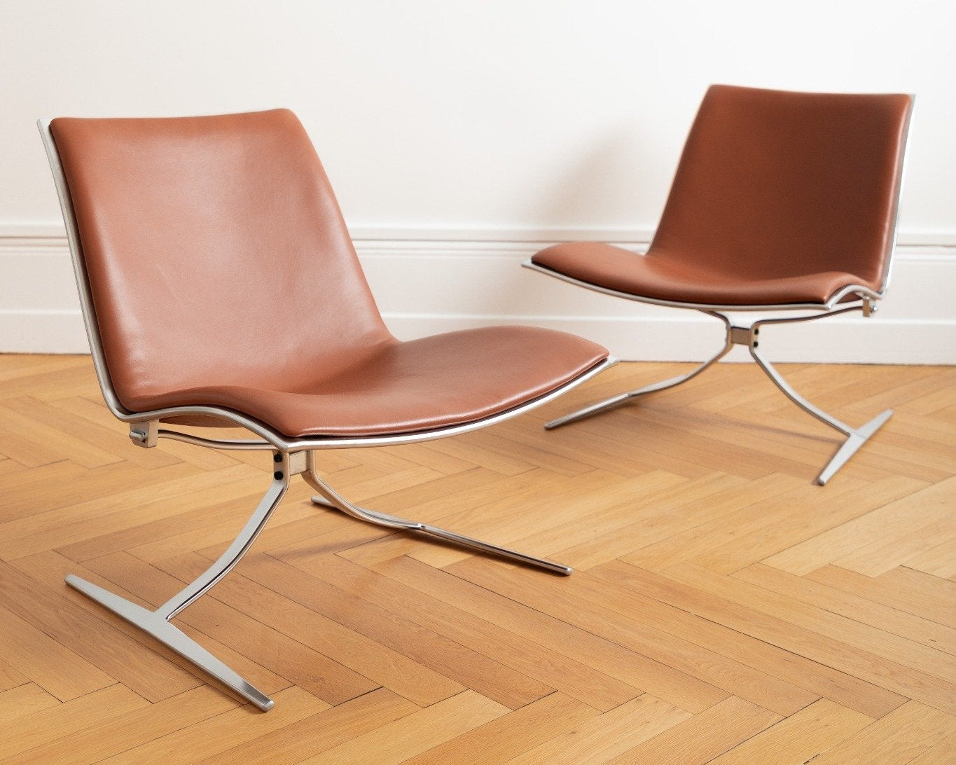 Fauteuil JK 710 Skater Chair en cuir cognac, design Jørgen Kastholm, édité par Lange Production, présenté au showroom Longitude Interior Design à Marseille, paire