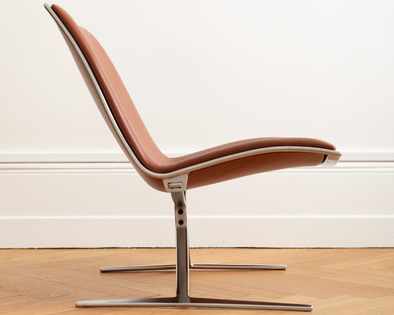 Fauteuil JK 710 Skater Chair en cuir cognac, design Jørgen Kastholm, édité par Lange Production, présenté au showroom Longitude Interior Design à Marseille, ligne de profil