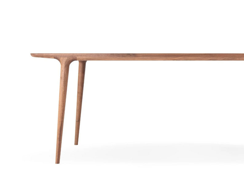 Table Fawn en chêne massif, lignes fluides et sculpturales, élégance intemporelle et durable.