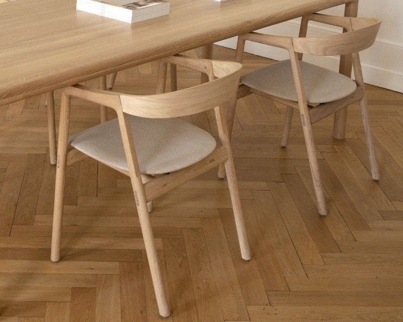 Chaise Muna en chêne massif courbé, design élégant, alliance de robustesse et de légèreté. Assise en textile.