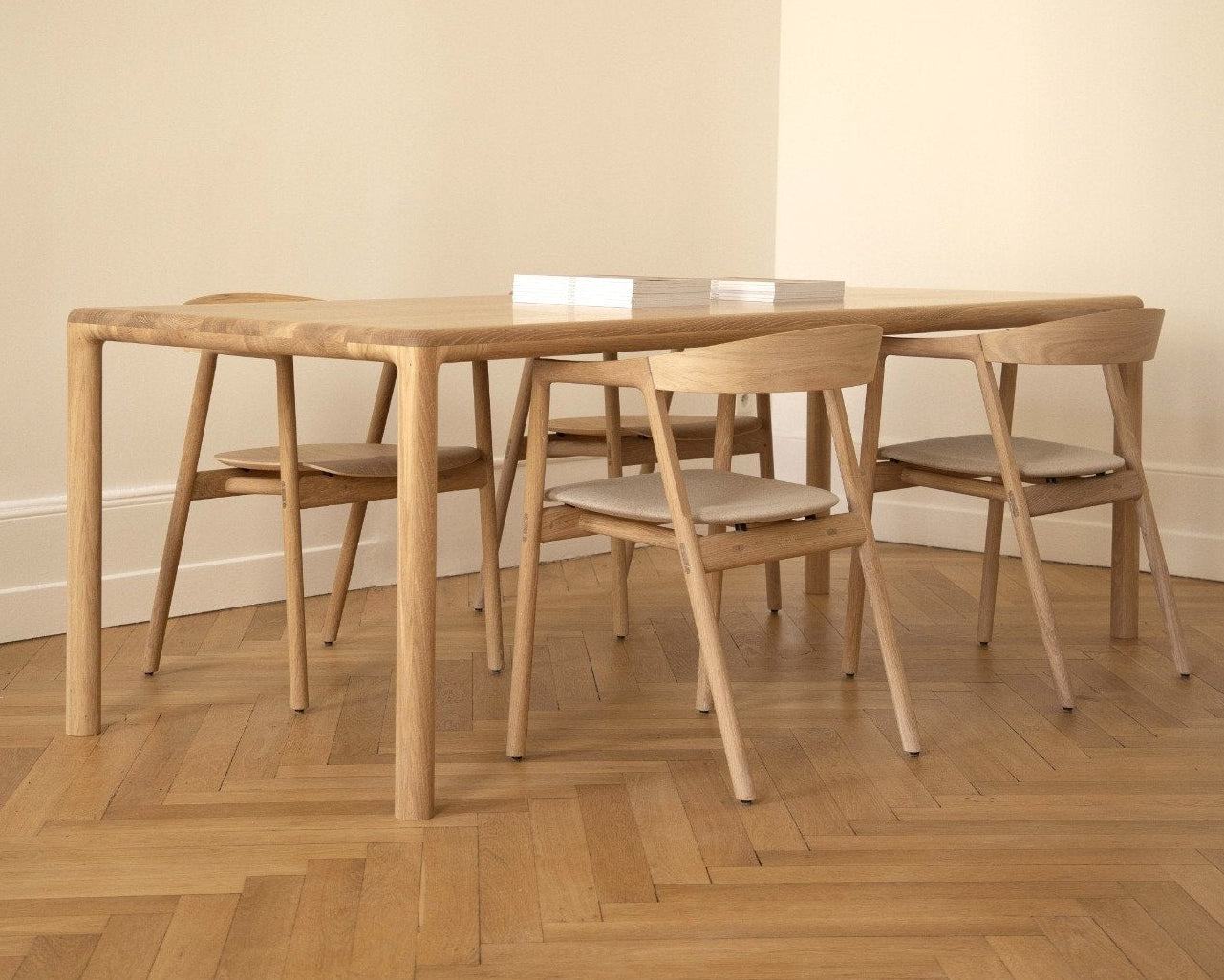 Vue de coté de la table derven et des chaises muna de gazzda exposées showroom longitude marseille