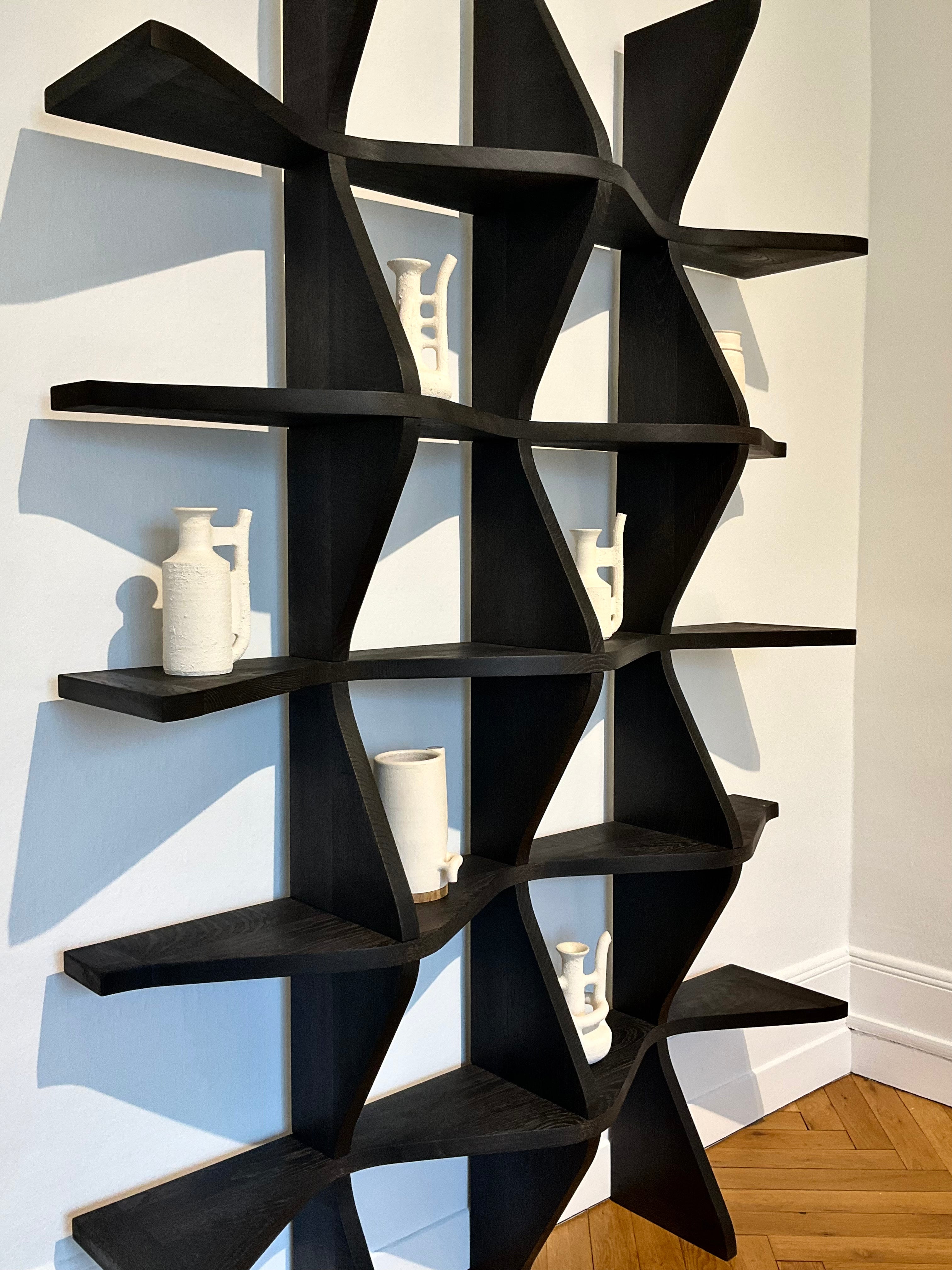 VAGUE : bibliothèque sculpturale en chêne, aux lignes ondulées, un design contemporain signé Julien Le Goff.