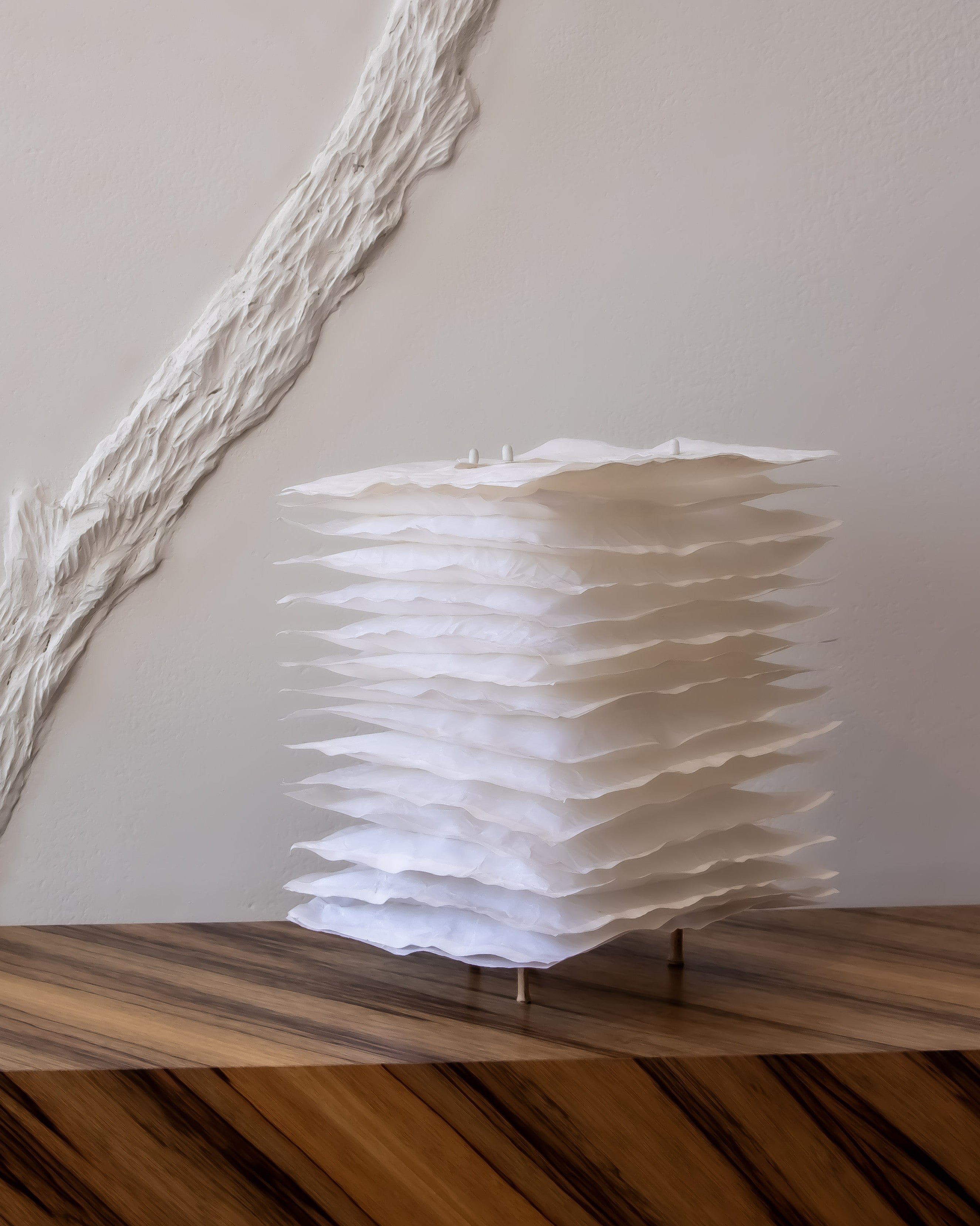 Mille Feuilles - 30 - Lampe à poser en papier façonné.