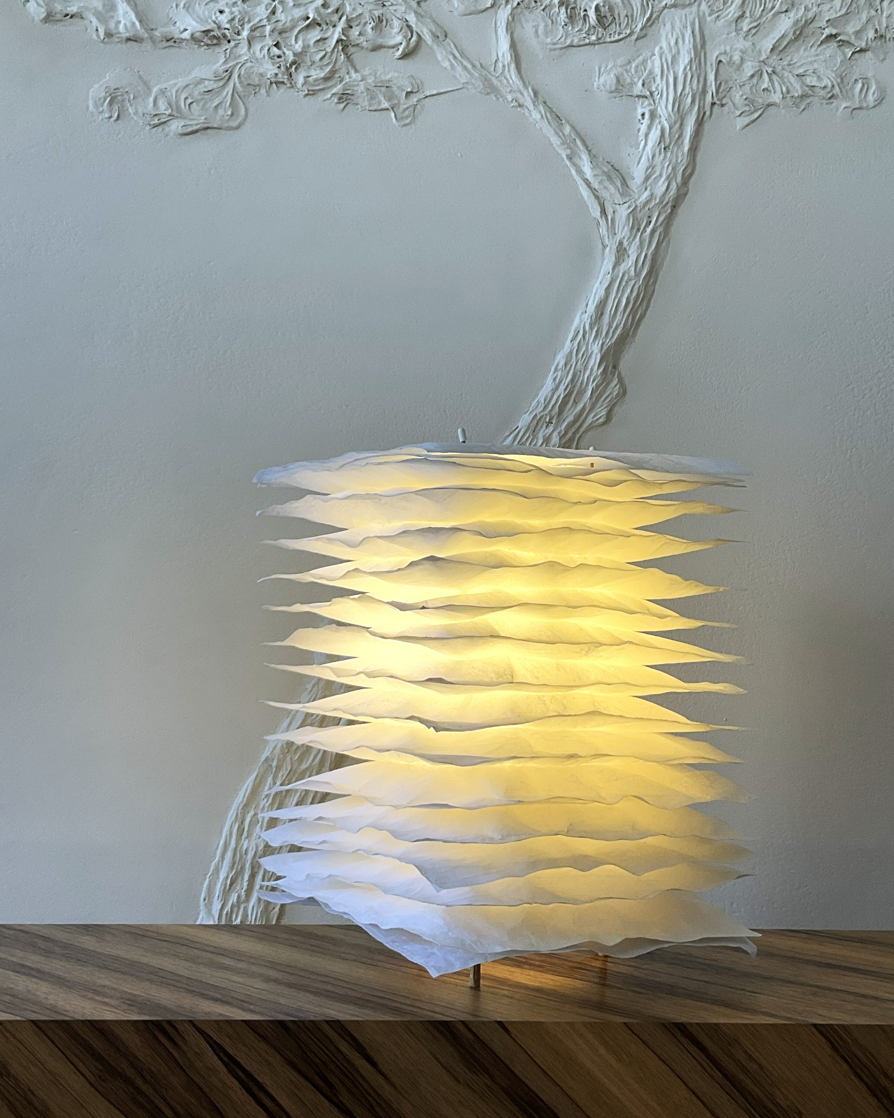 Mille Feuilles - 40 - Lampe à poser en papier façonné.