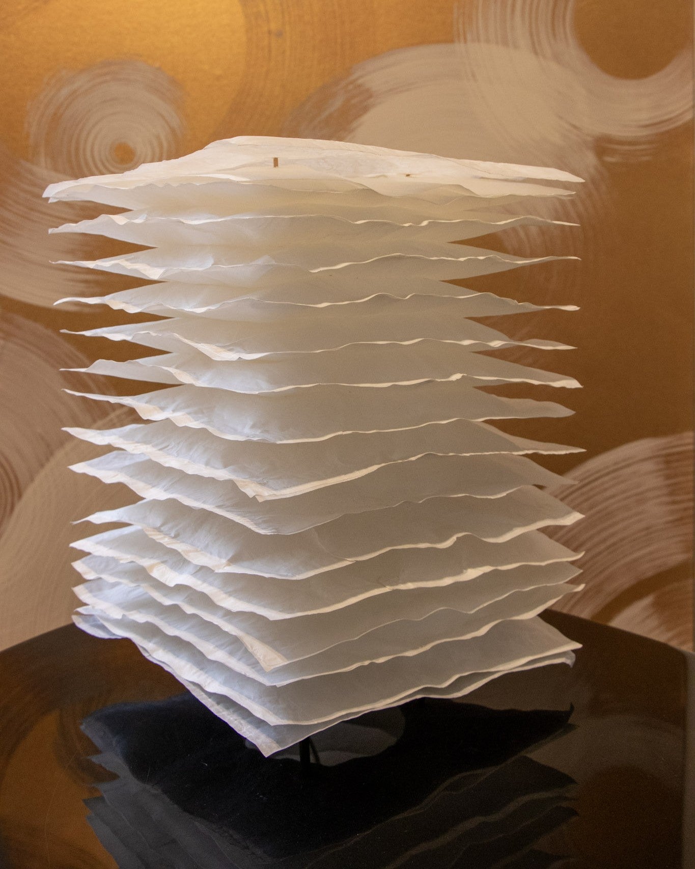 Mille Feuilles - 40 - Lampe à poser en papier façonné.