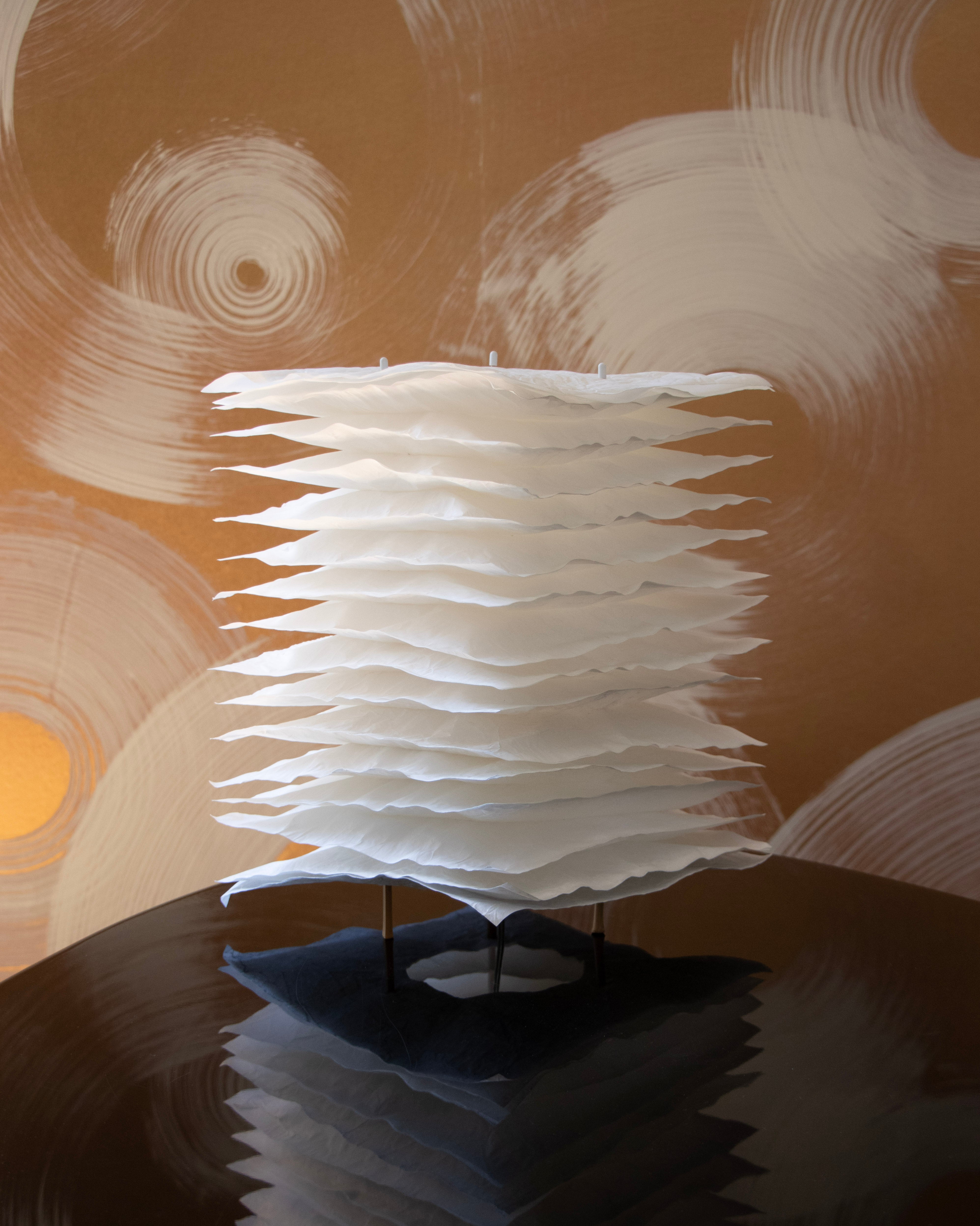 Mille Feuilles - 30 - Lampe à poser en papier façonné.