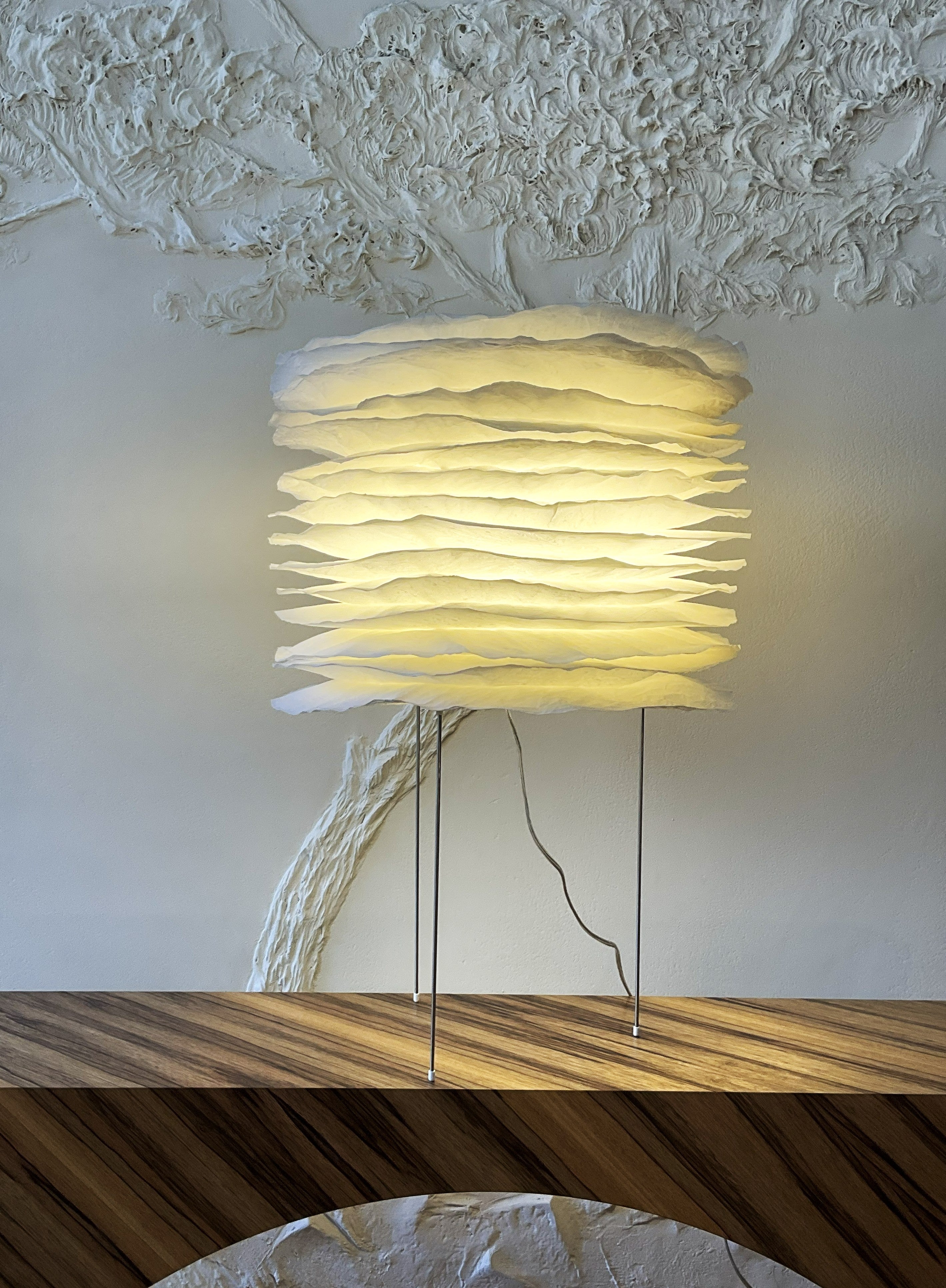 Mille Feuilles - 70 - Lampe à poser en papier façonné.