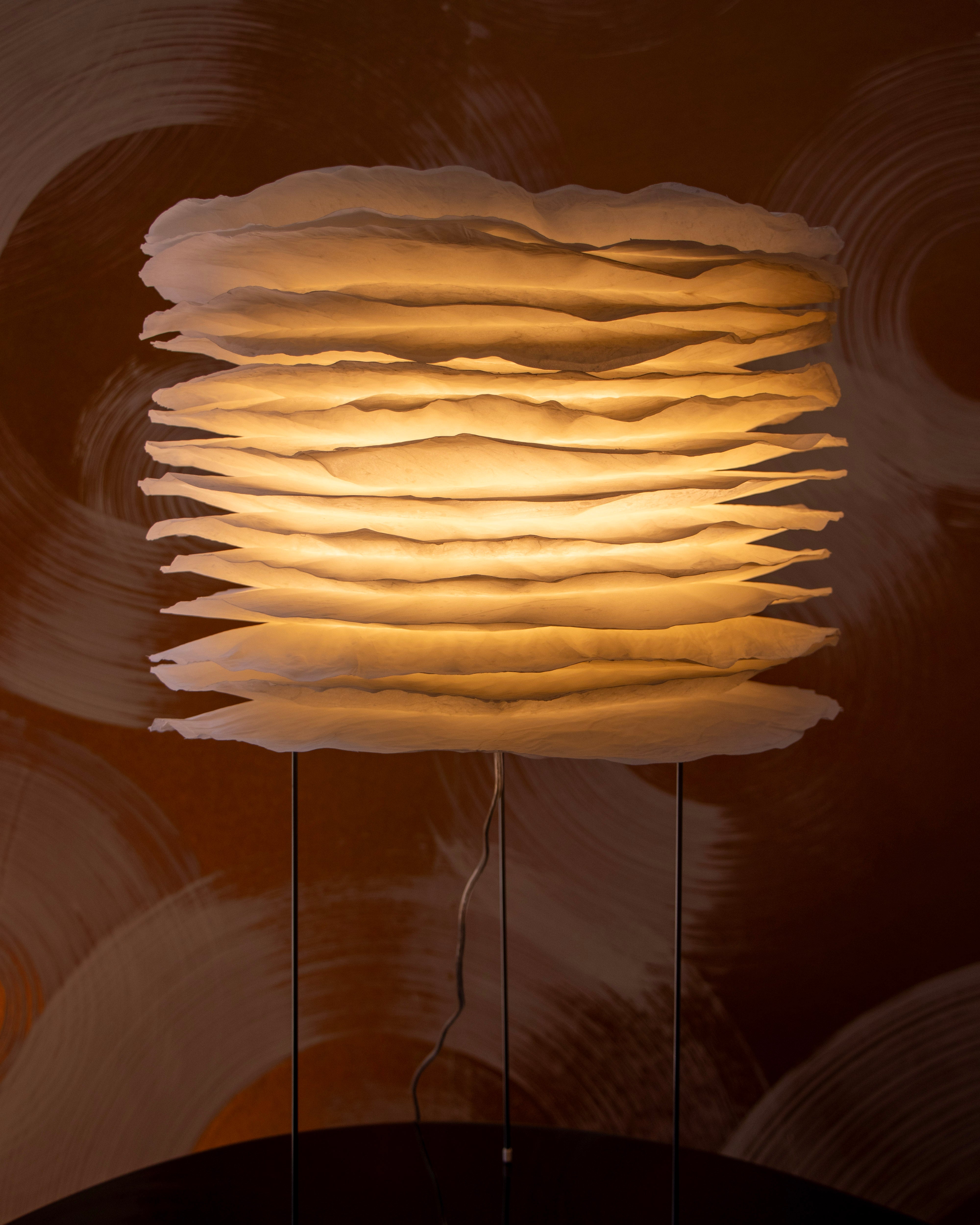 Mille Feuilles - 70 - Lampe à poser en papier façonné.