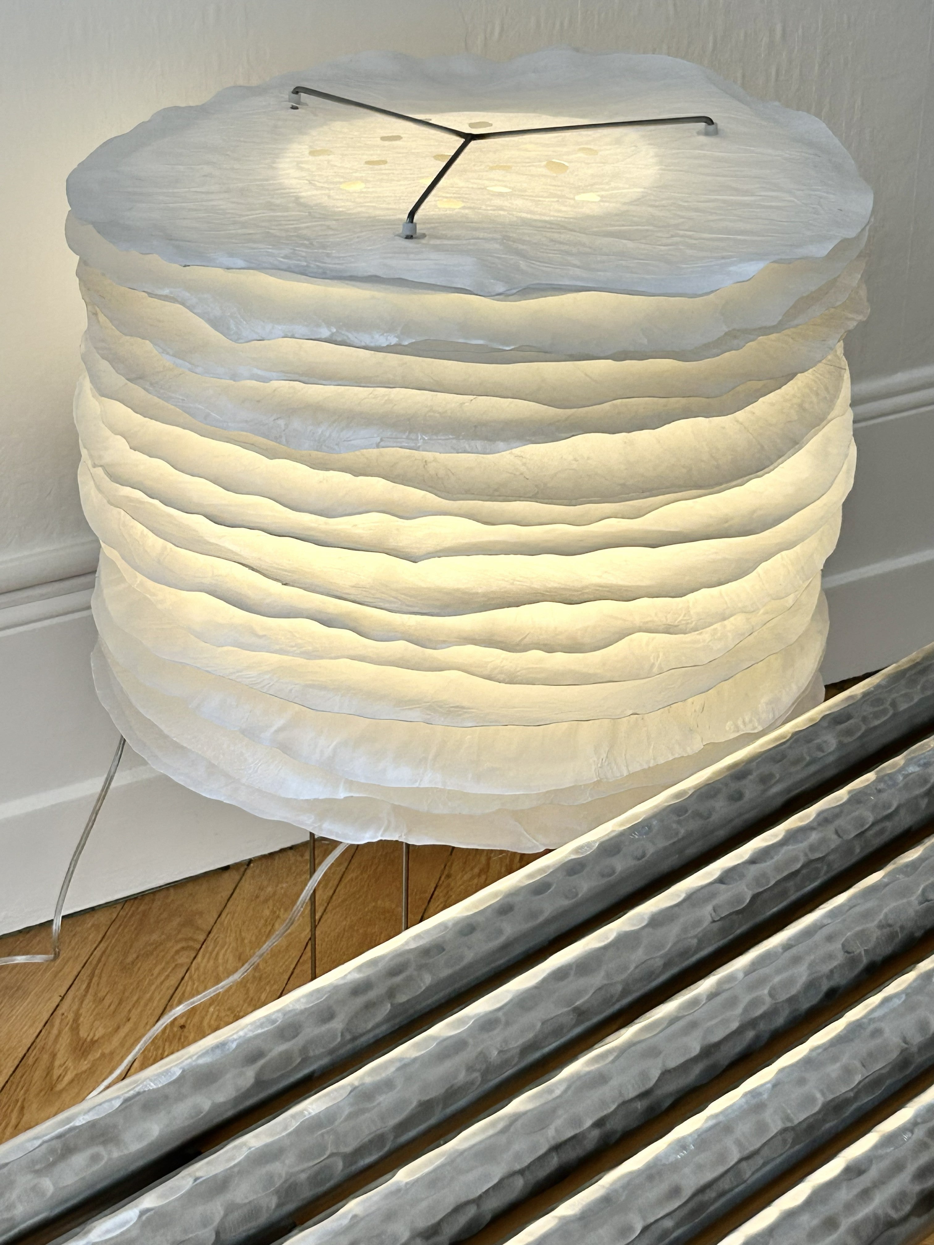 Mille Feuilles - 70 - Lampe à poser en papier façonné.