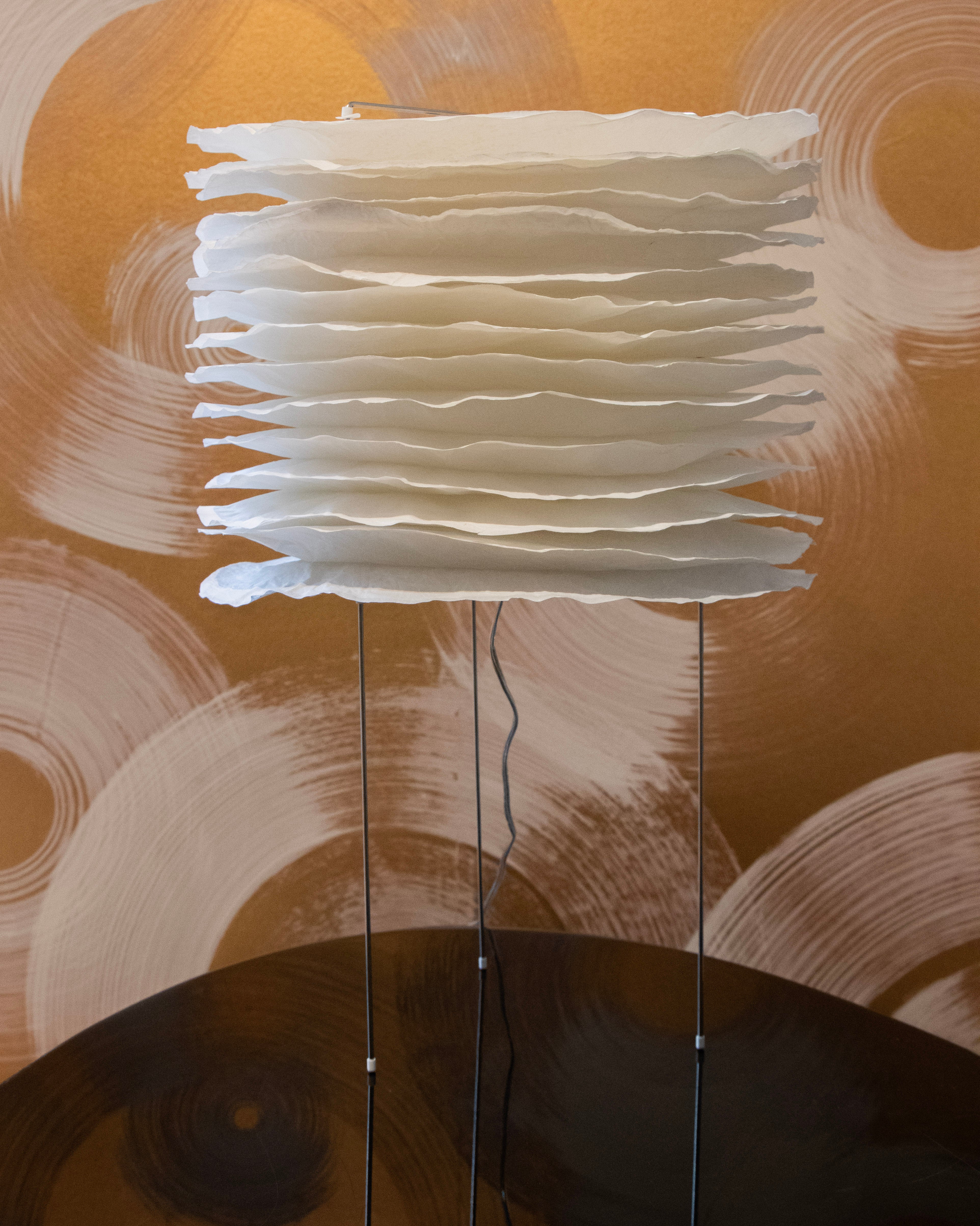 Mille Feuilles - 70 - Lampe à poser en papier façonné.