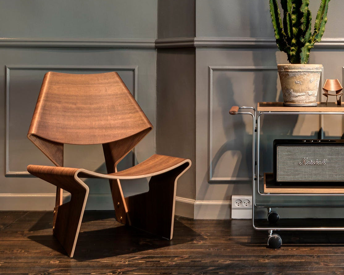 GJ Bow Chair par Grete Jalk, fauteuil iconique en contreplaqué de noyer. Édition Lange Production.