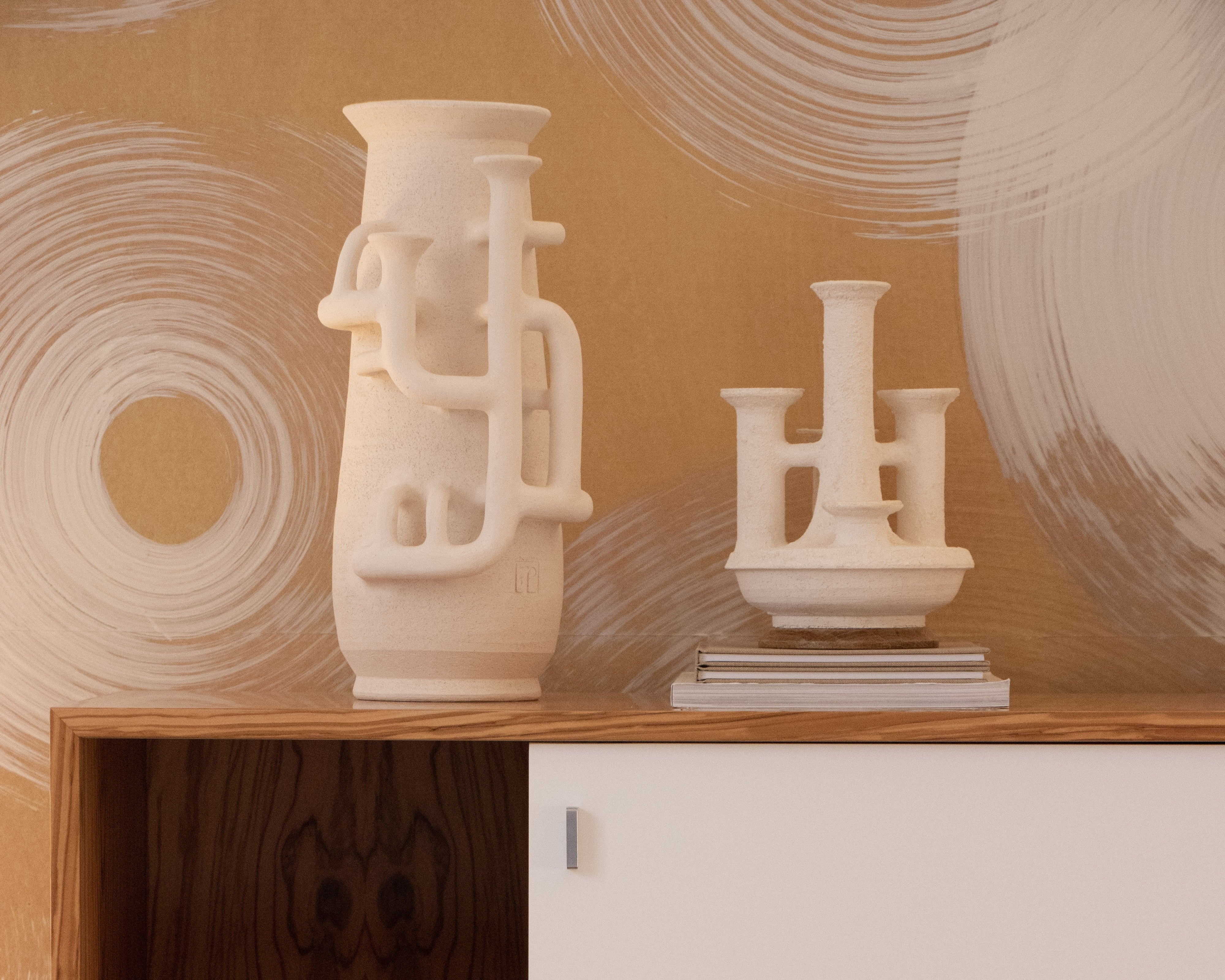 grand vase complexe et tulipier en ceramique chamottée de robin rousselle sur une enfilade lange production FK150