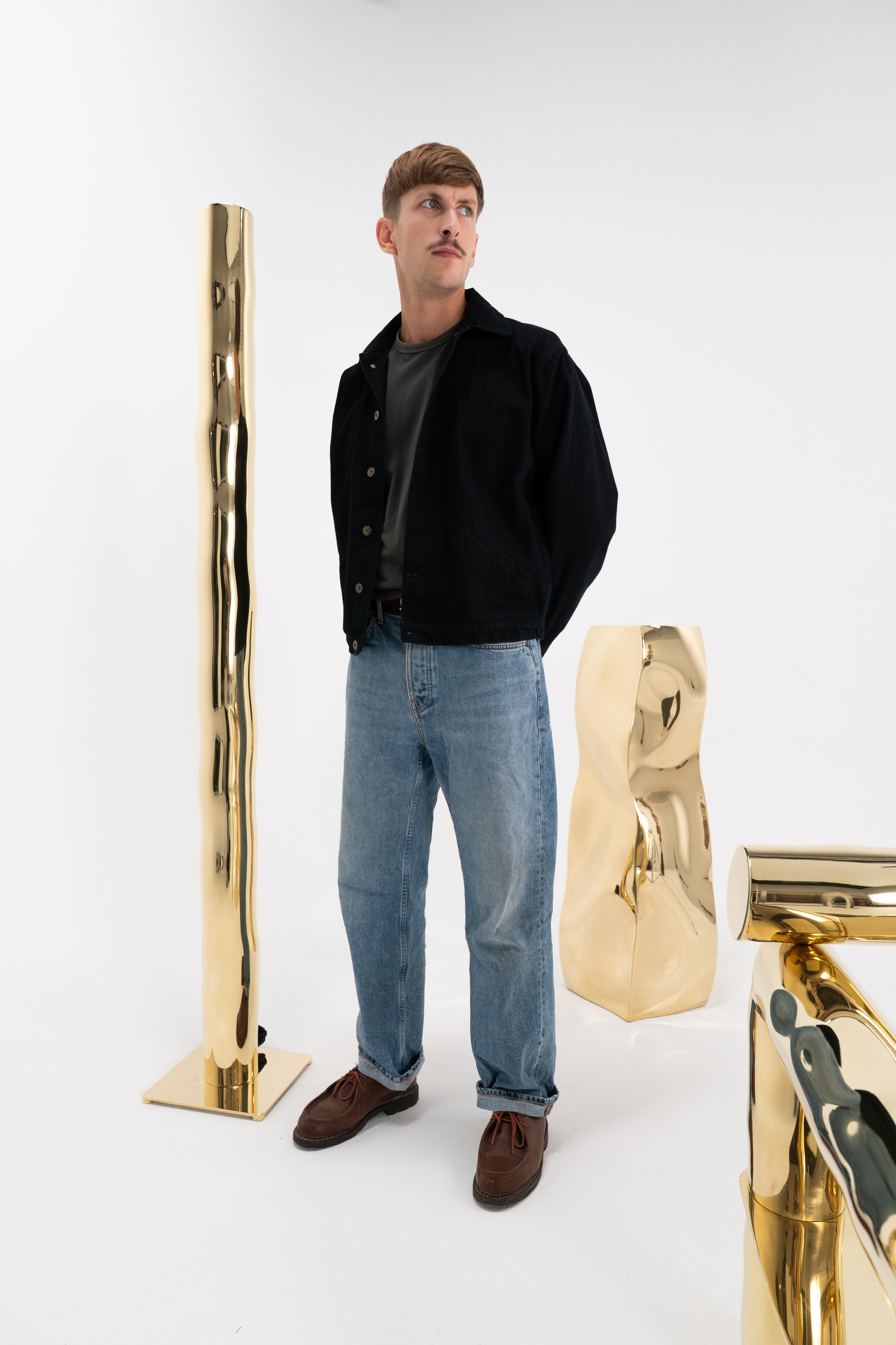 Portrait de Victor Tison lauréat 2025 du Prix de la Jeune Création Métiers d’Art , un concours organisé par Ateliers d’Art de France, pose ici avec le lampadaire Helios représenté à Marseille par Longitude Interior Design