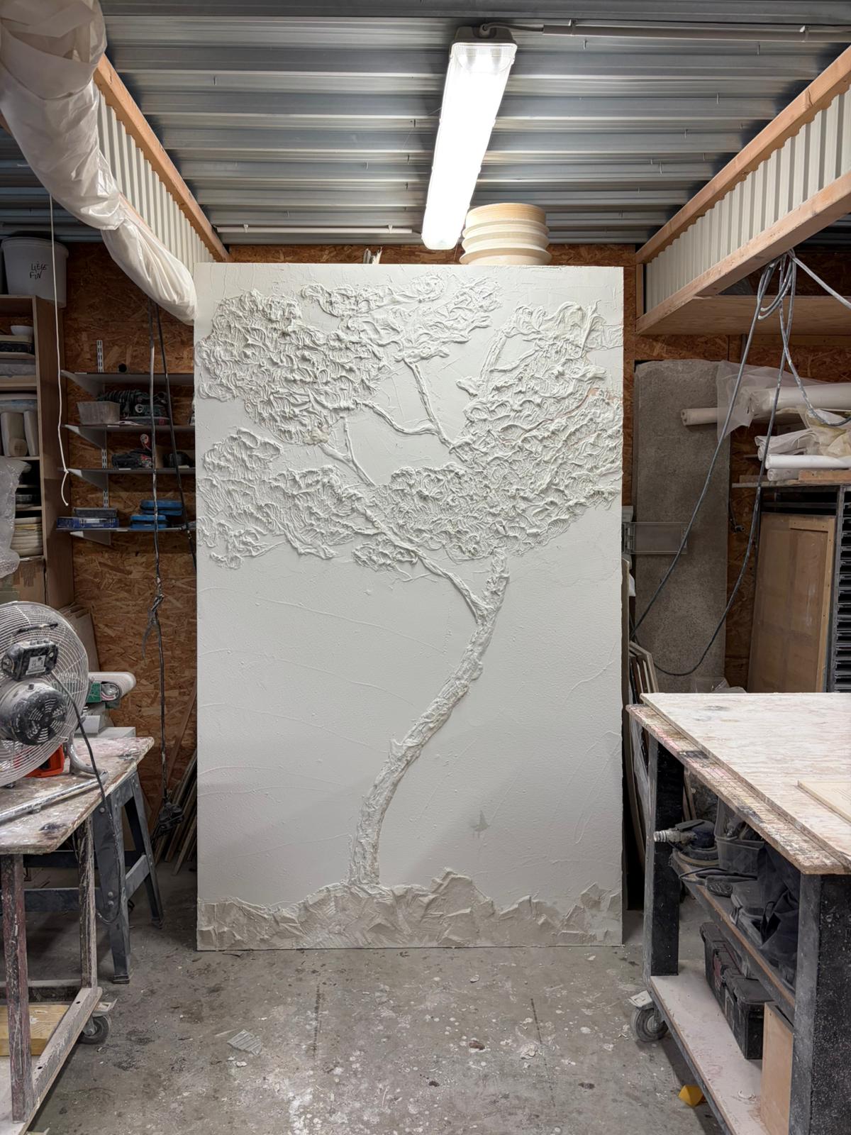 Fabrication artisanale d’un panneau décoratif en carton pierre sculpté par l’Atelier d’Offard, par François-Xavier Richard