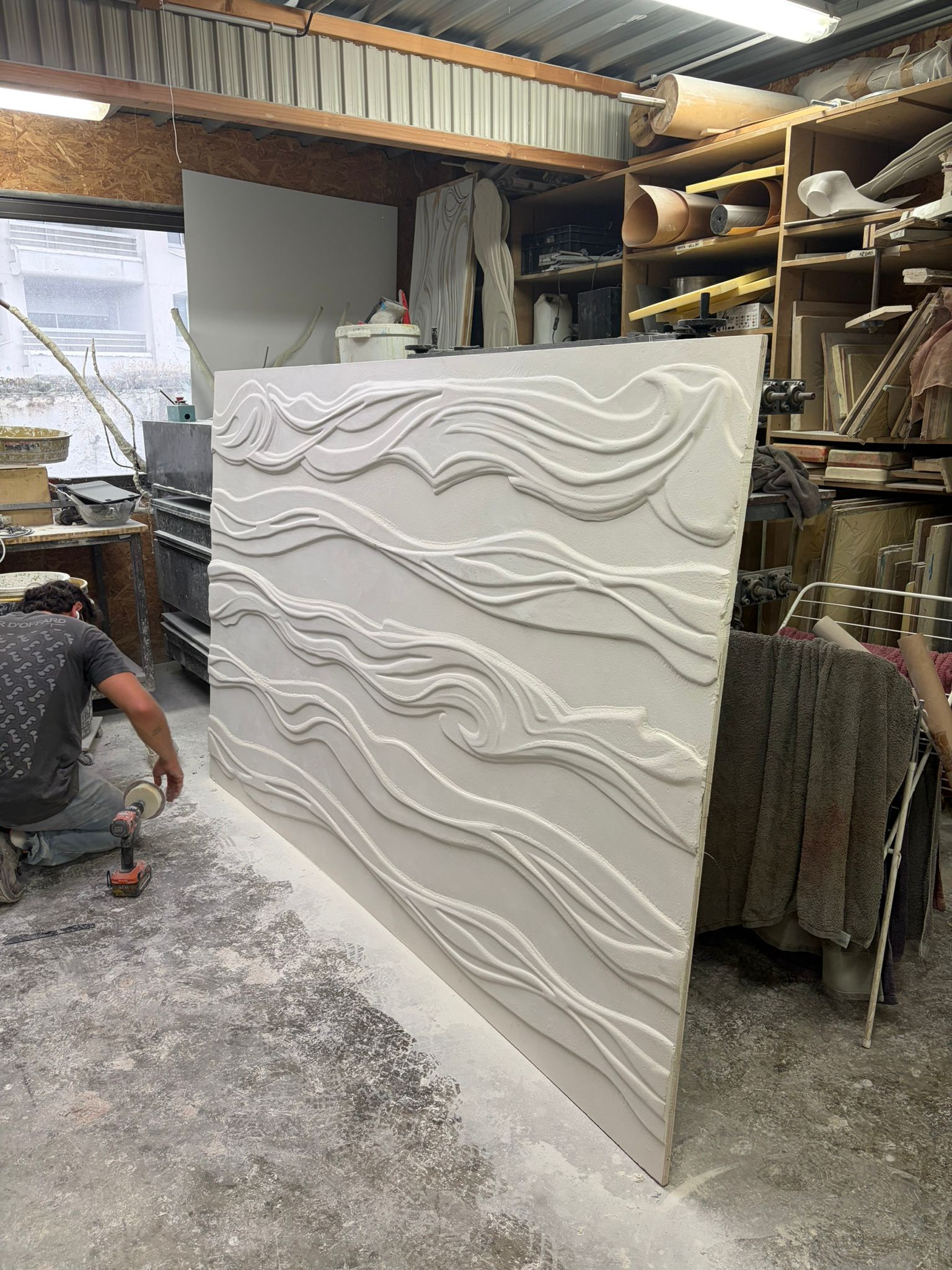 Fabrication artisanale d’un panneau décoratif sculpté en carton pierre à l’Atelier d’Offard , par François-Xavier Richard