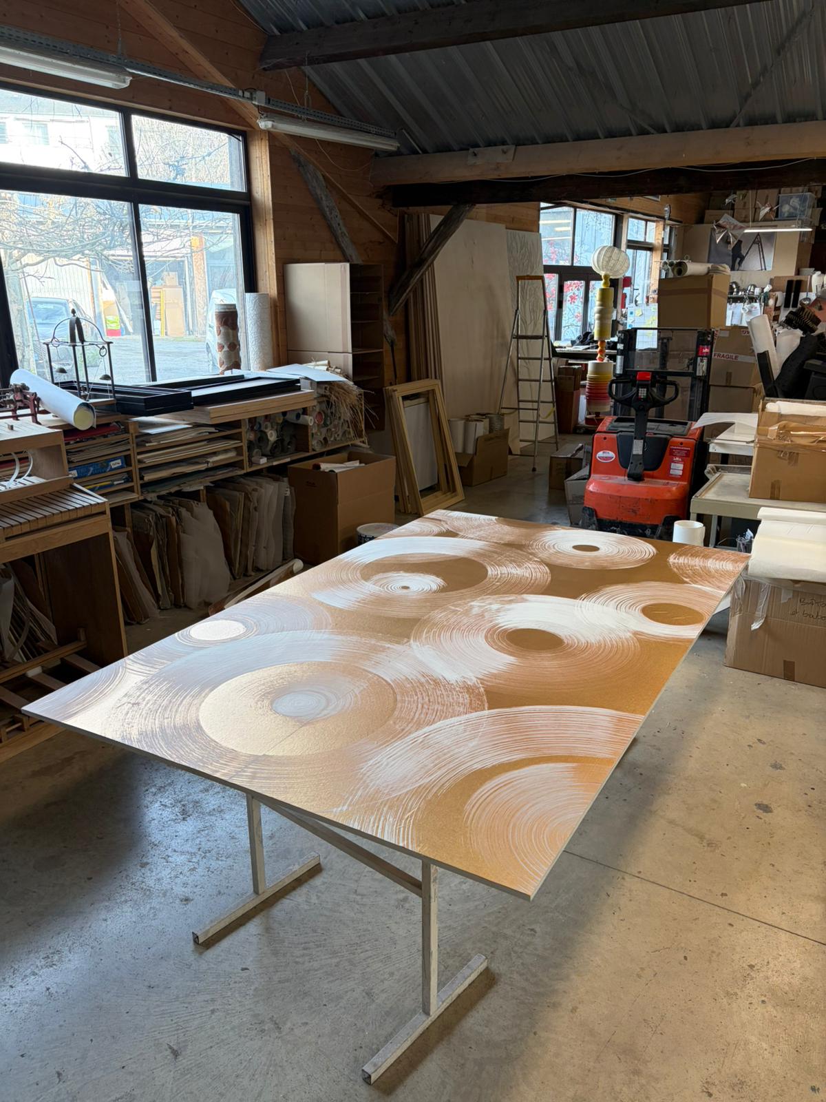 Fabrication artisanale d’un panneau décoratif en papier peint or et cercle blanc à l’Atelier d’Offard, par François-Xavier Richard