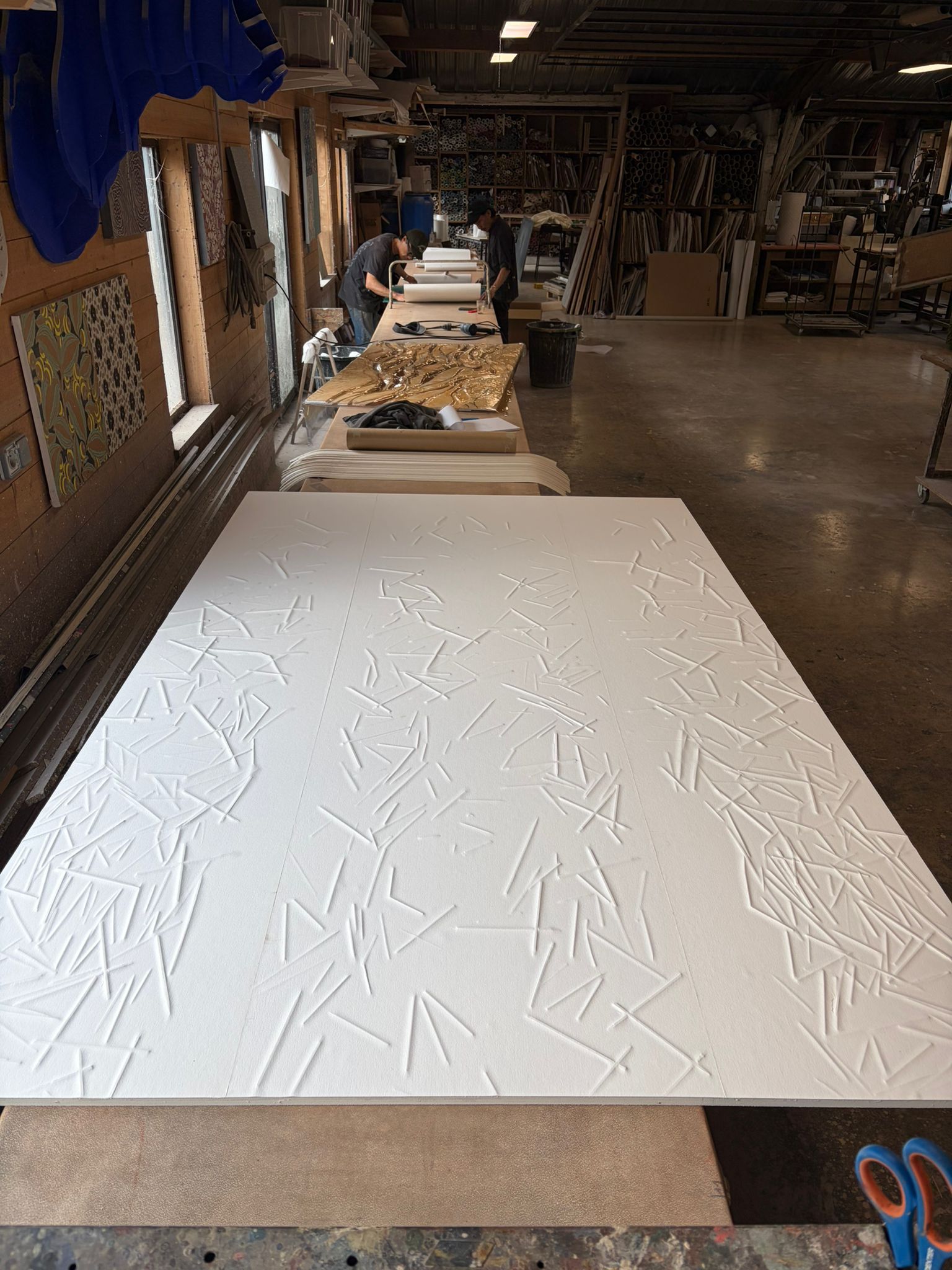 Fabrication artisanale d’un panneau décoratif en papier peint gauffré  à l’Atelier d’Offard, par François-Xavier Richard