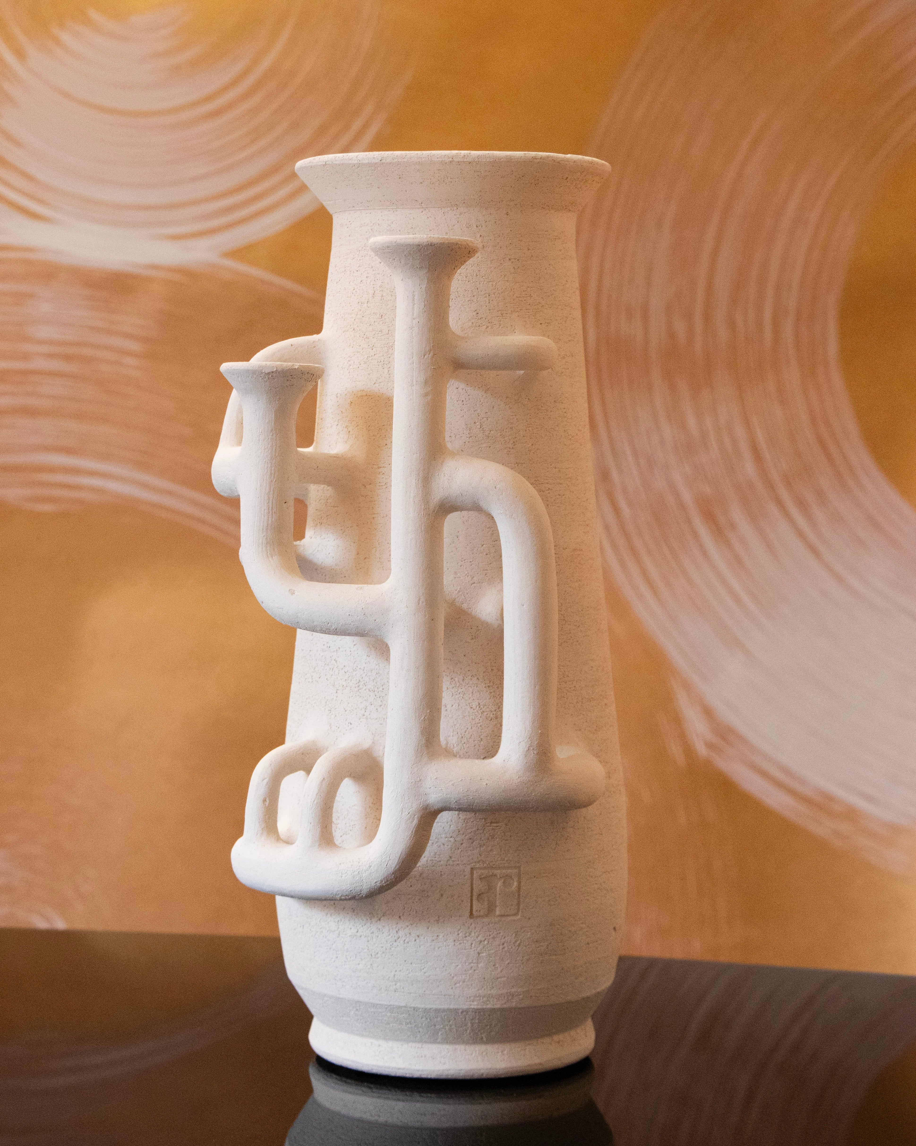 grand vase en ceramique chamottée blanche à structure tubulaire externe complexe à deux futs terminaux