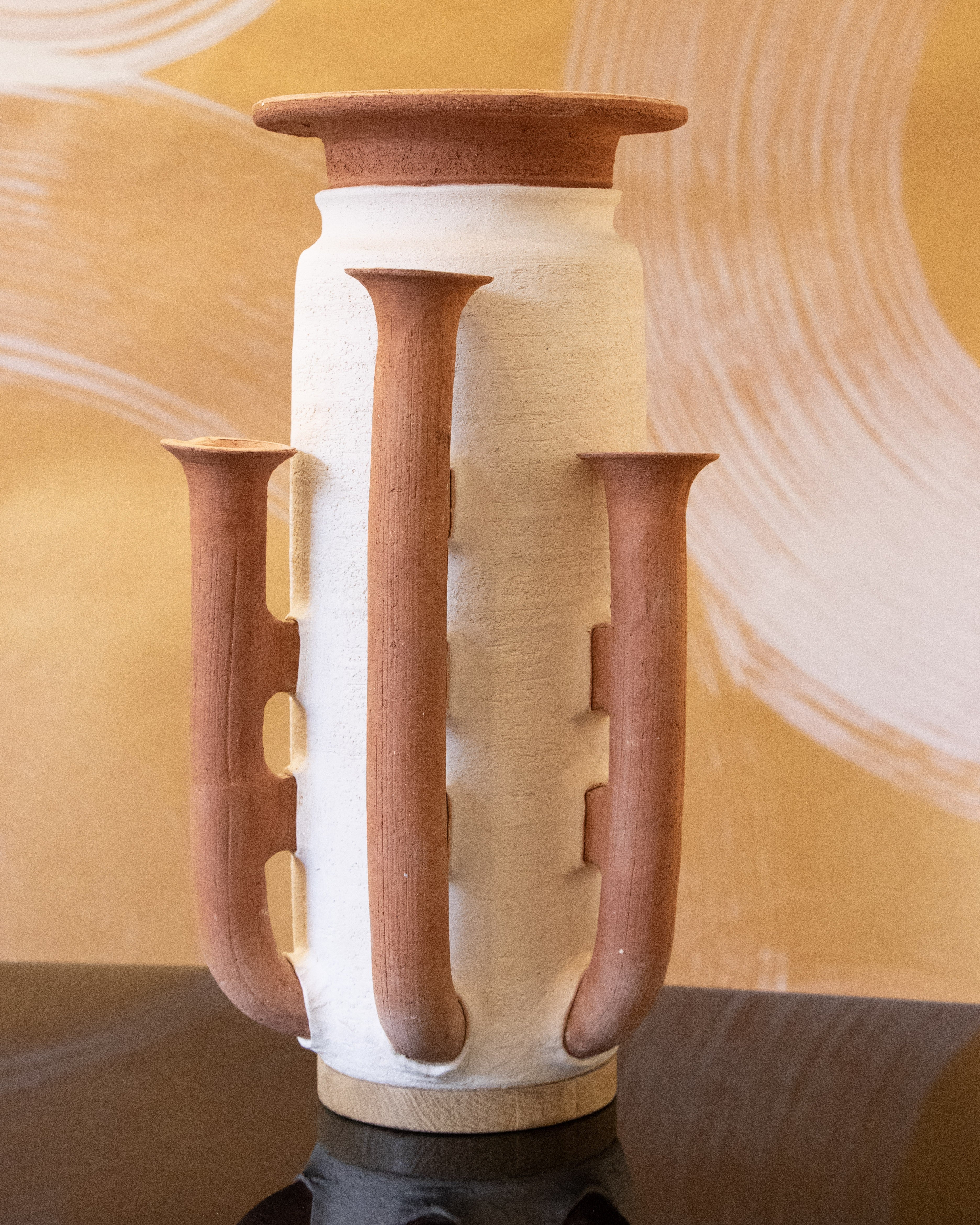 grand vase en ceramique chamottée blanche à structure tubulaire parallèle couleur brique à trois futs terminaux