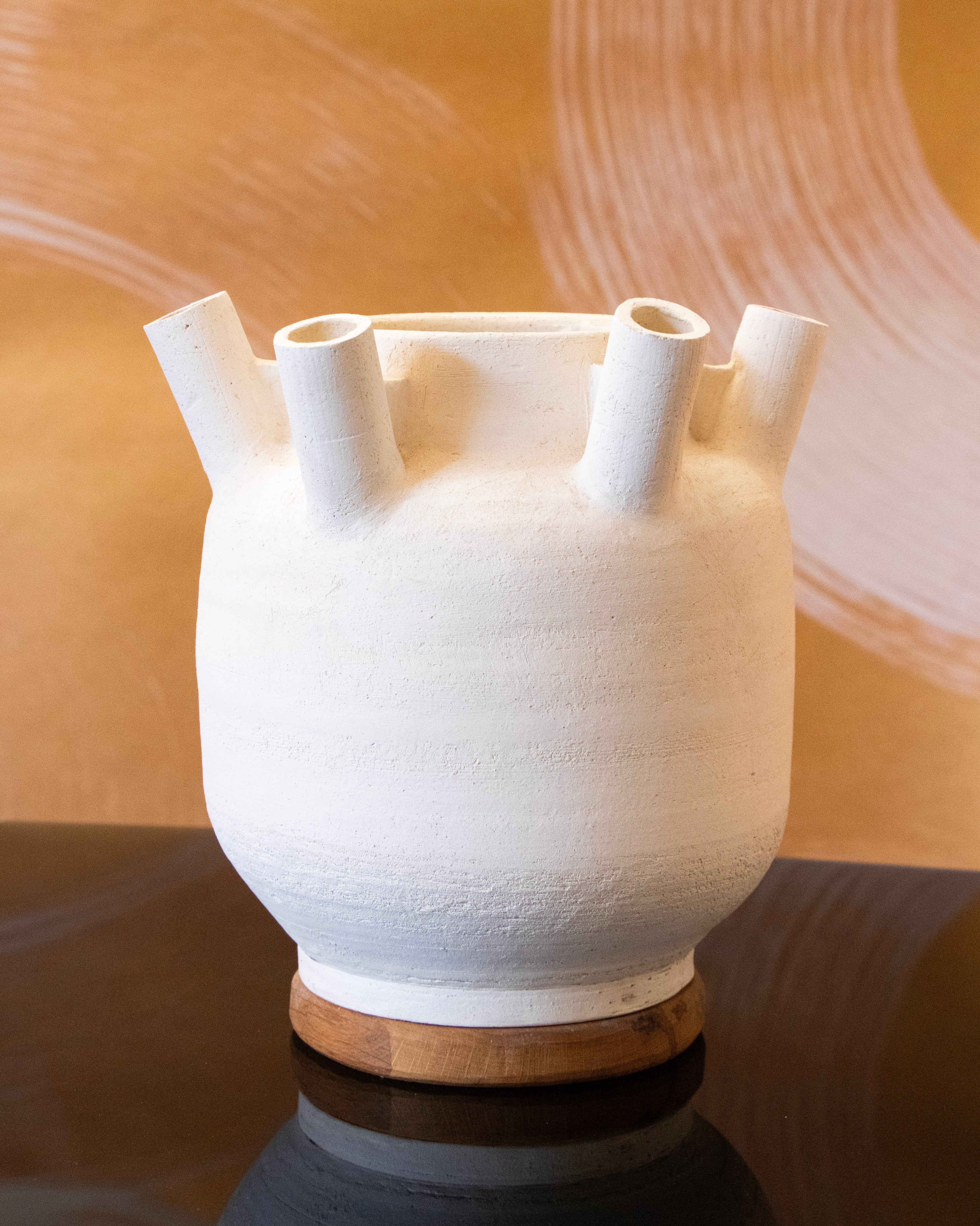 grand vase tulipier large en ceramique chamottée blanche à quatre futs terminaux avec base en chêne