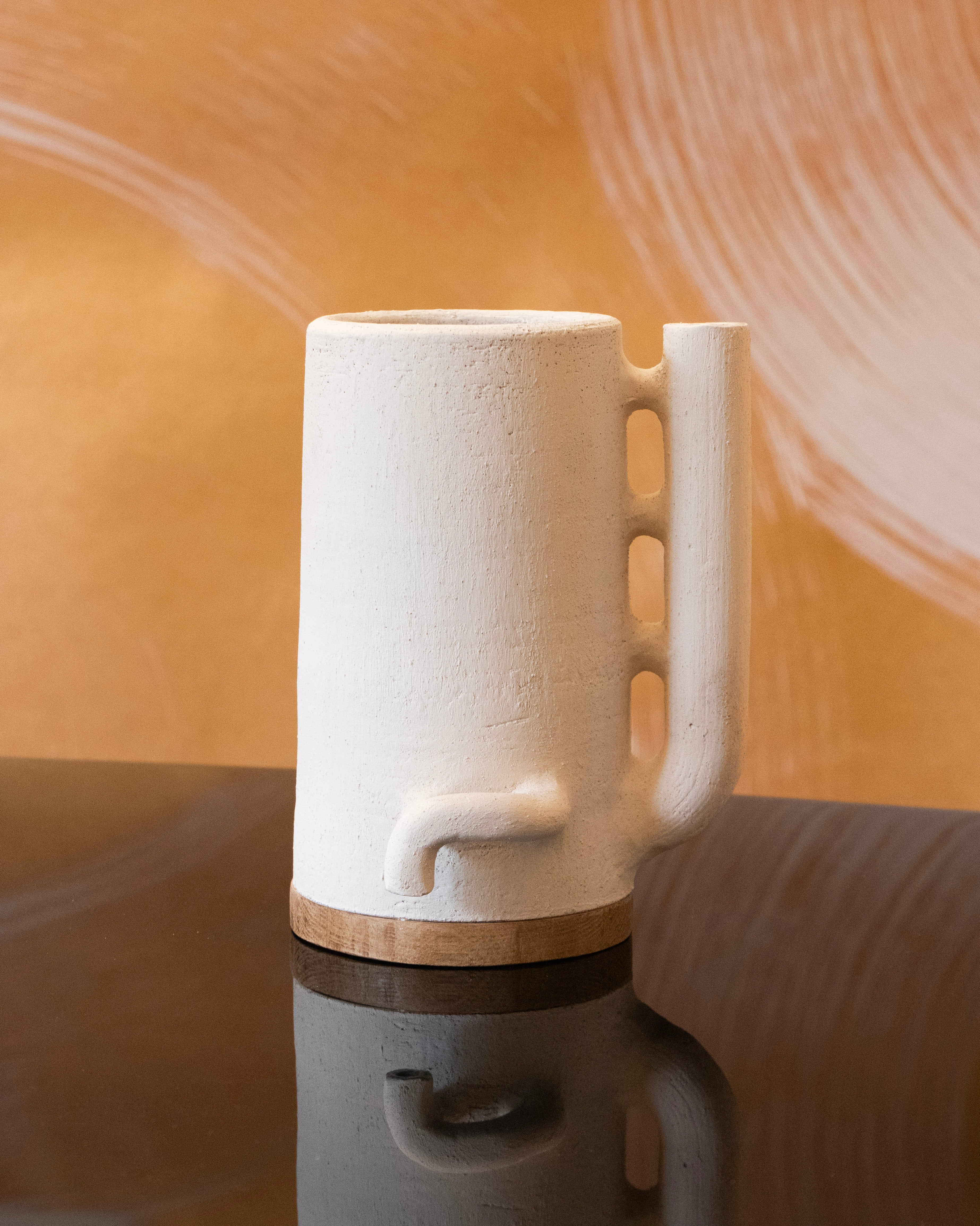 grand vase colonne en ceramique chamottée blanche à  fut simple externe et base en chêne