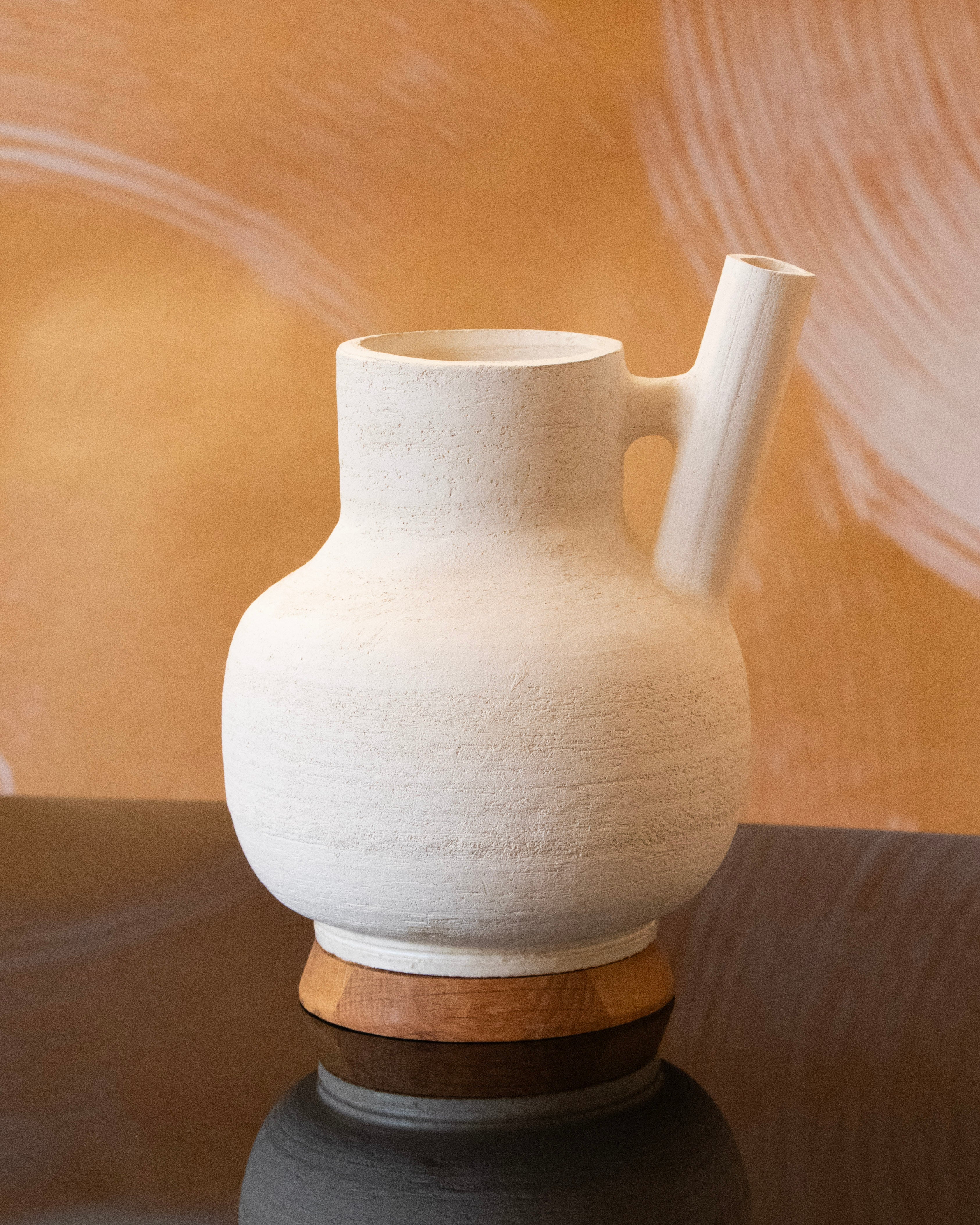 grand pot à eau en ceramique chamottée blanche et base en chêne