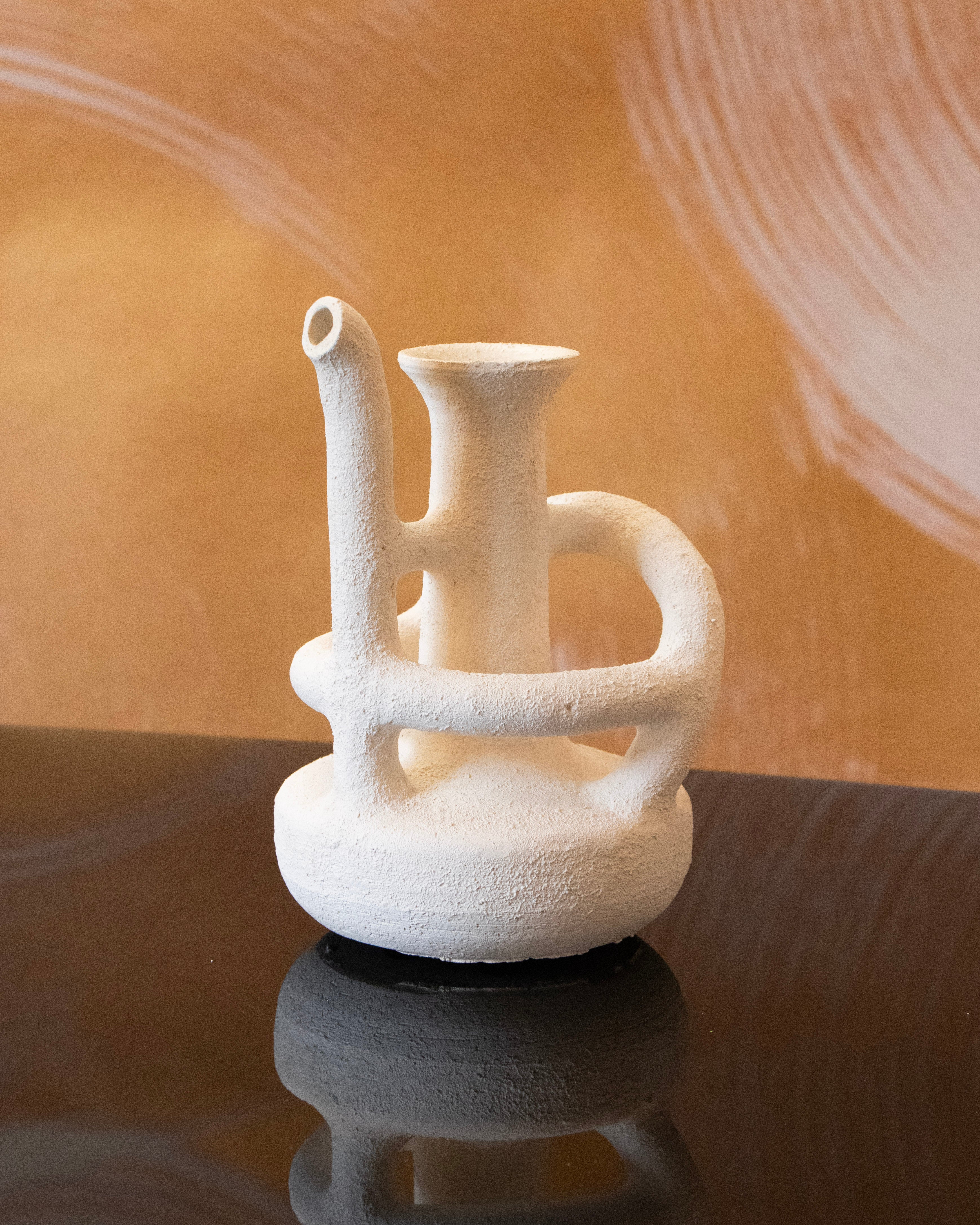 verseuse en ceramique chamottée blanche à structure externe en complexe circulaire et bec verseur