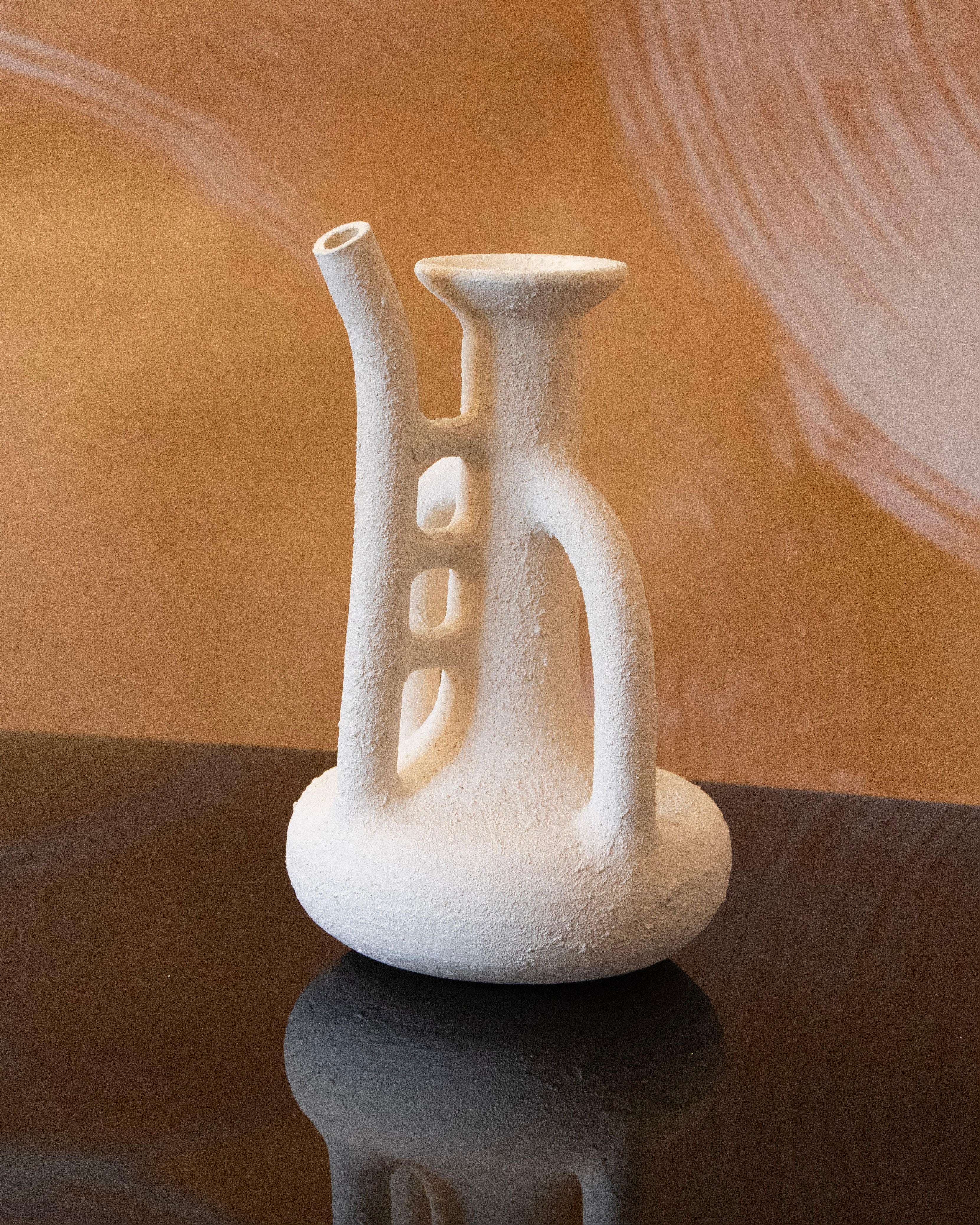 verseuse en ceramique chamottée blanche à structure externe en complexe vertical latéral et bec verseur